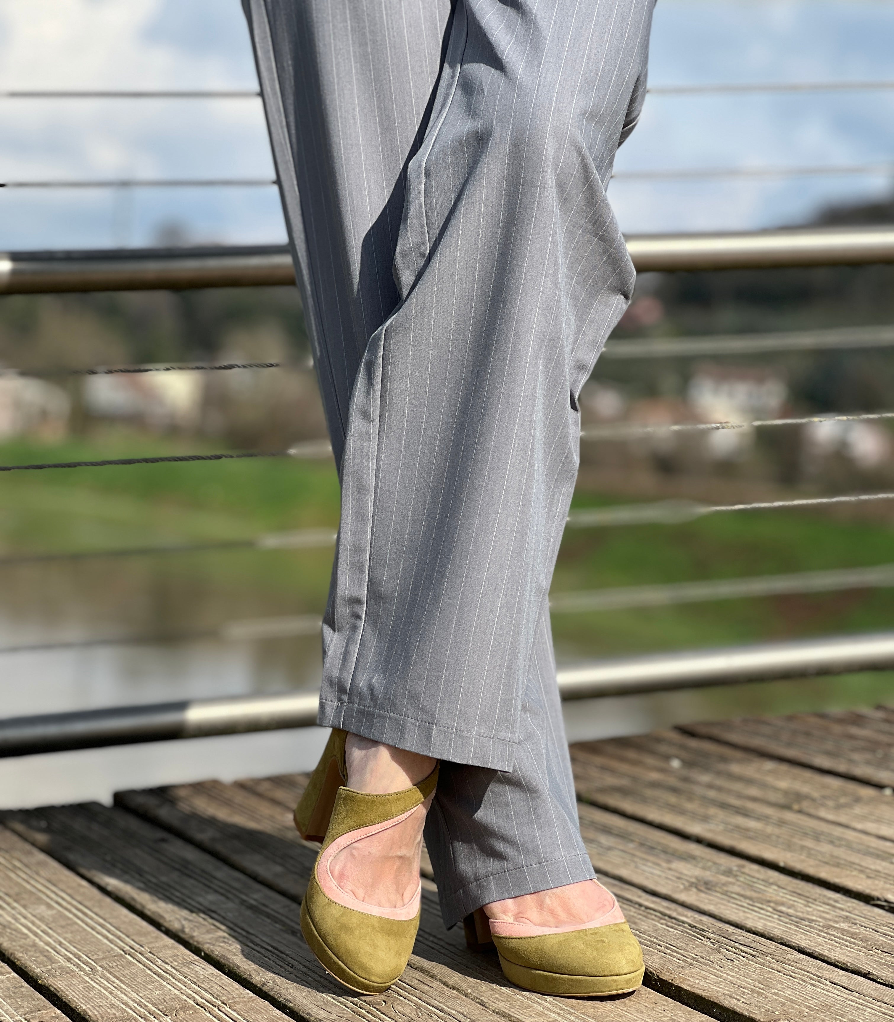 Image of Sake Green decollete in camoscio verde e rosa plateau cm 9 artigianale pugliese