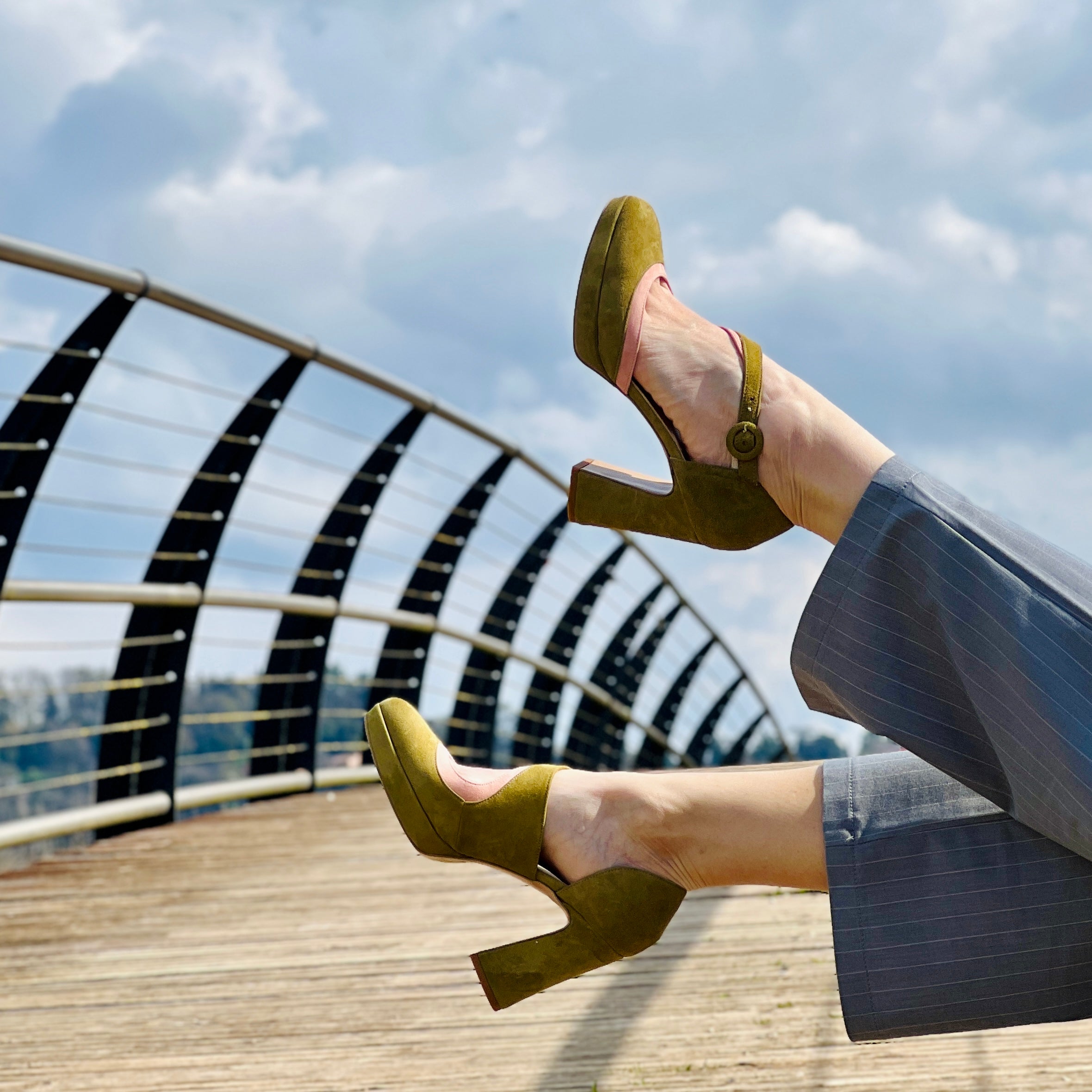 Image of Sake Green decollete in camoscio verde e rosa plateau cm 9 artigianale pugliese