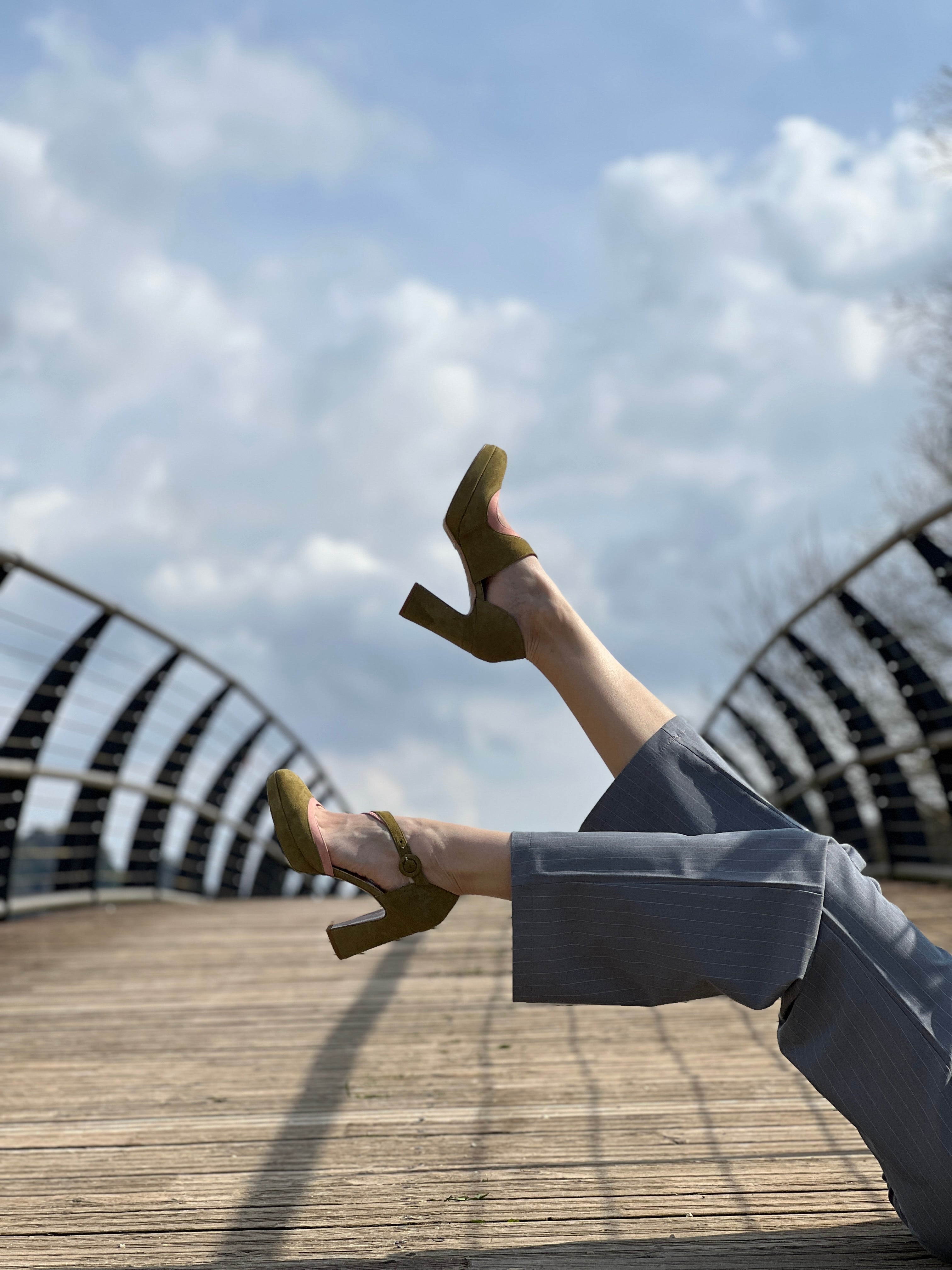 Image of Sake Green decollete in camoscio verde e rosa plateau cm 9 artigianale pugliese