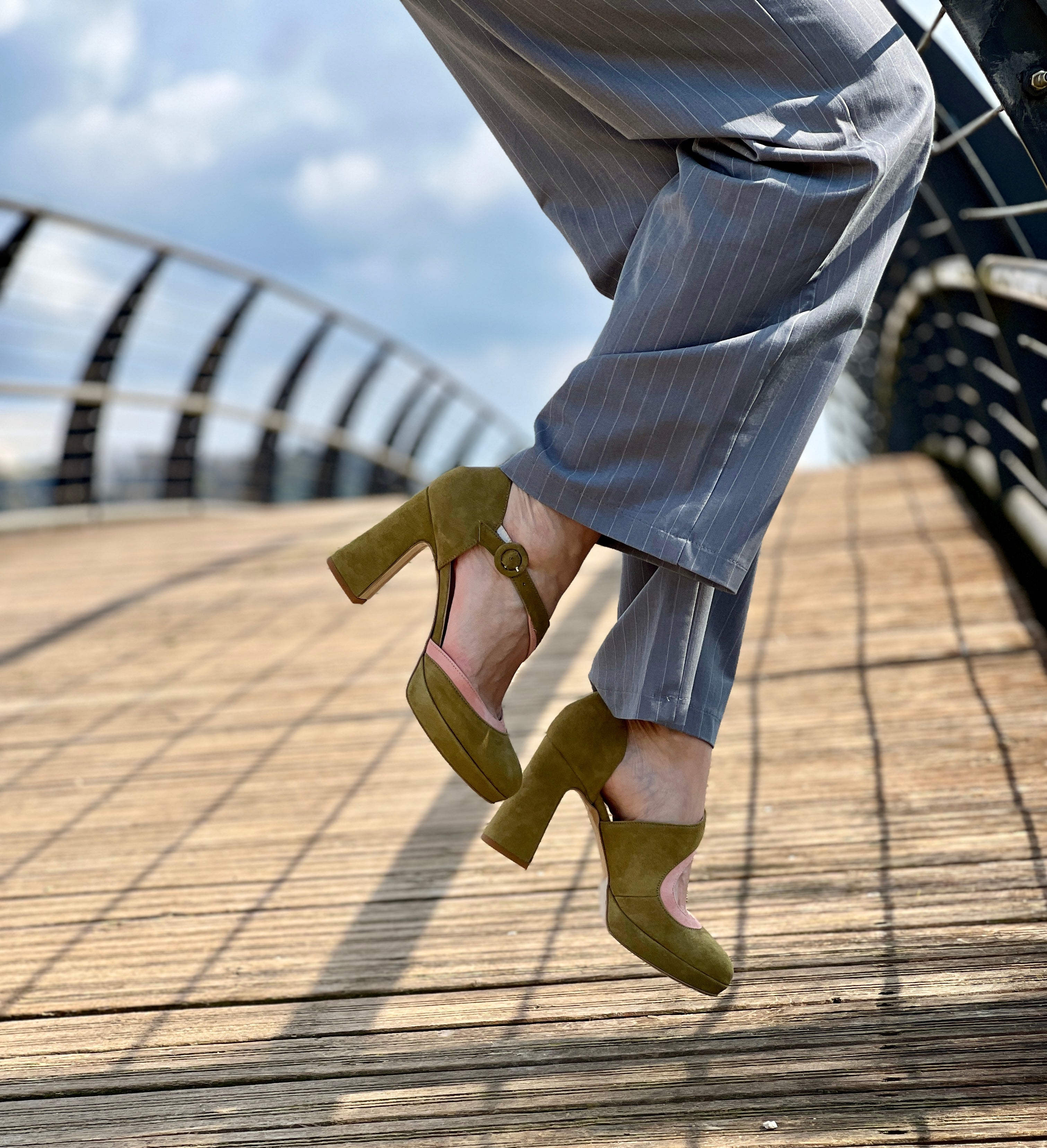 Image of Sake Green decollete in camoscio verde e rosa plateau cm 9 artigianale pugliese