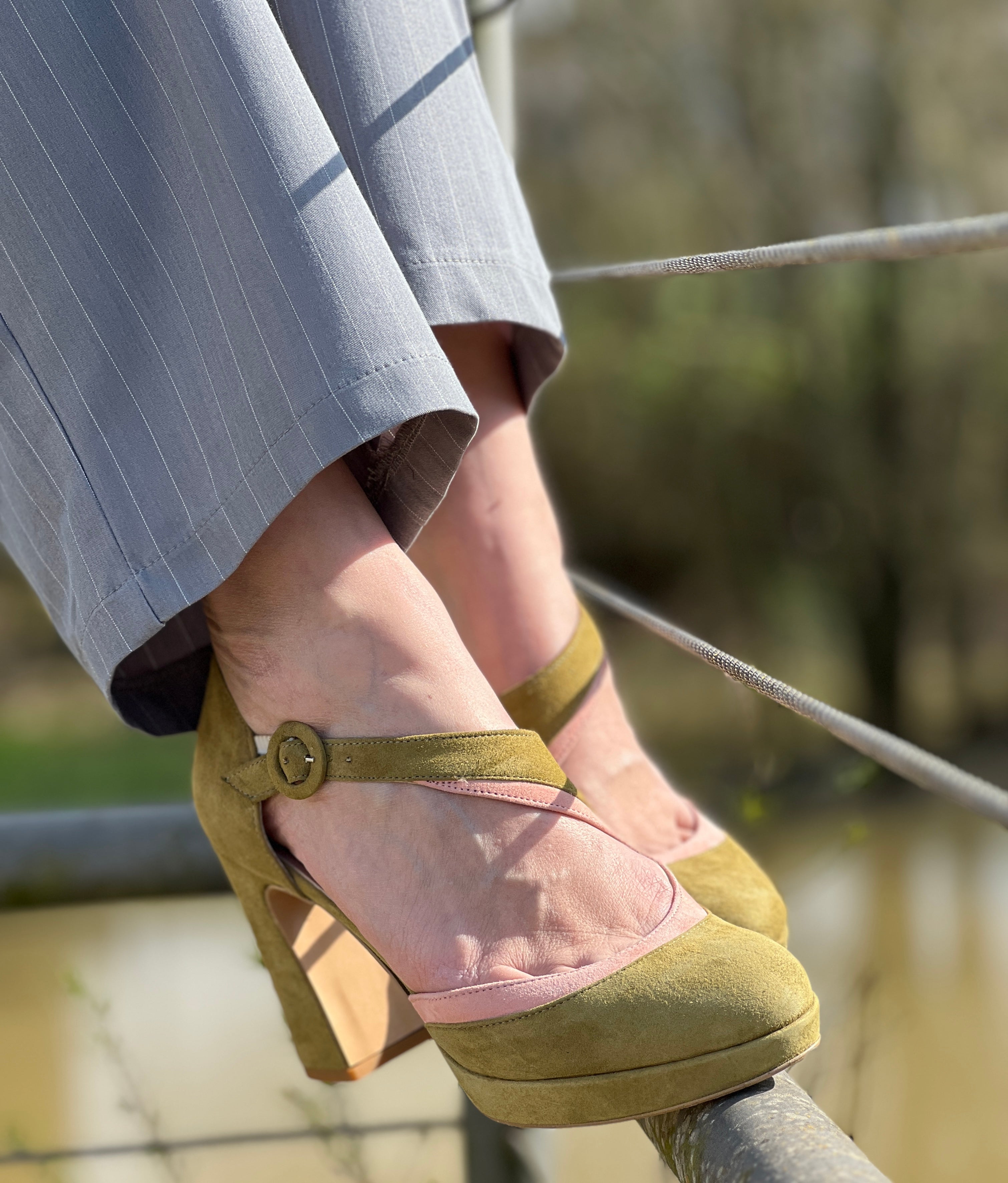 Image of Sake Green decollete in camoscio verde e rosa plateau cm 9 artigianale pugliese