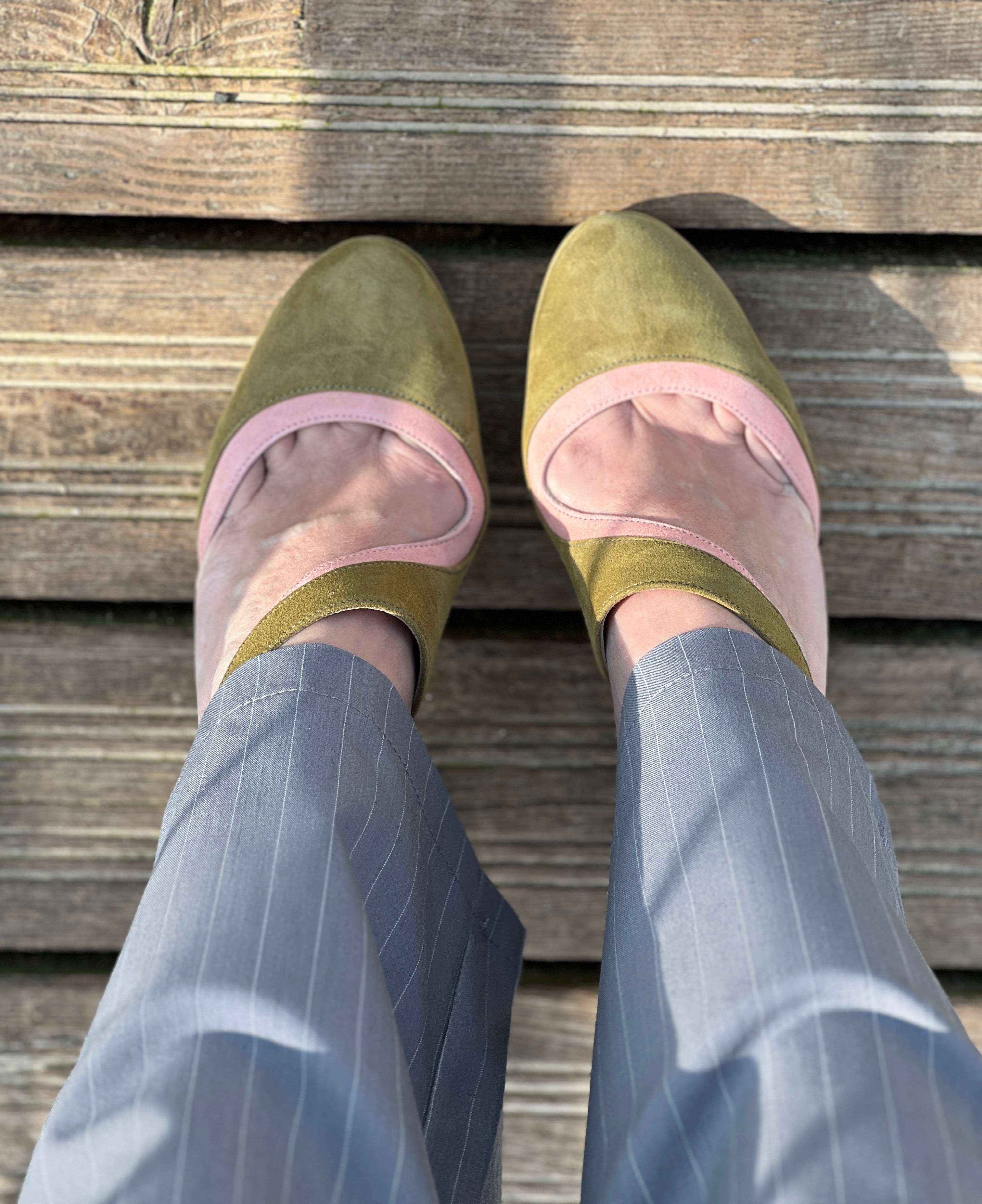 Image of Sake Green decollete in camoscio verde e rosa plateau cm 9 artigianale pugliese