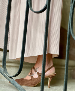 Image of Vivienne Brown decolleteè chanel in camoscio marrone tacco 8 lavorazione artigianale marchigiana
