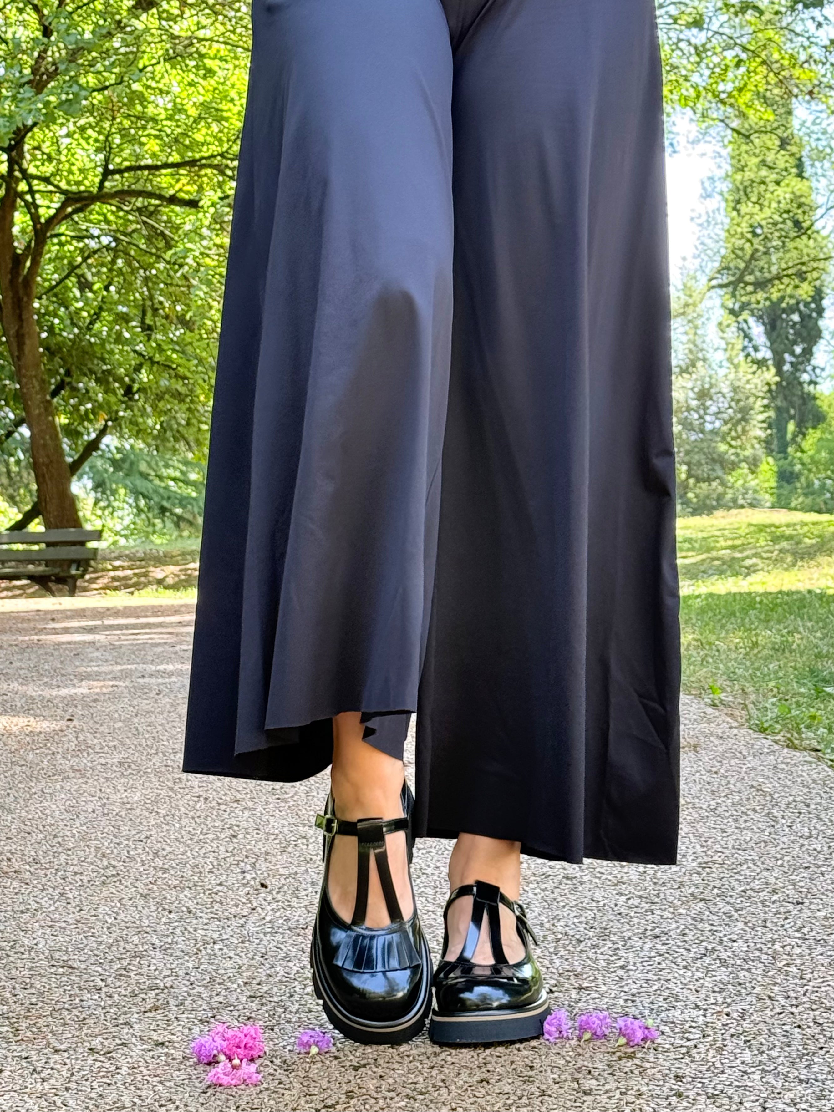 Image of Urban Black scarpa bassa in pelle abrasivata nera artigianale marchigiana