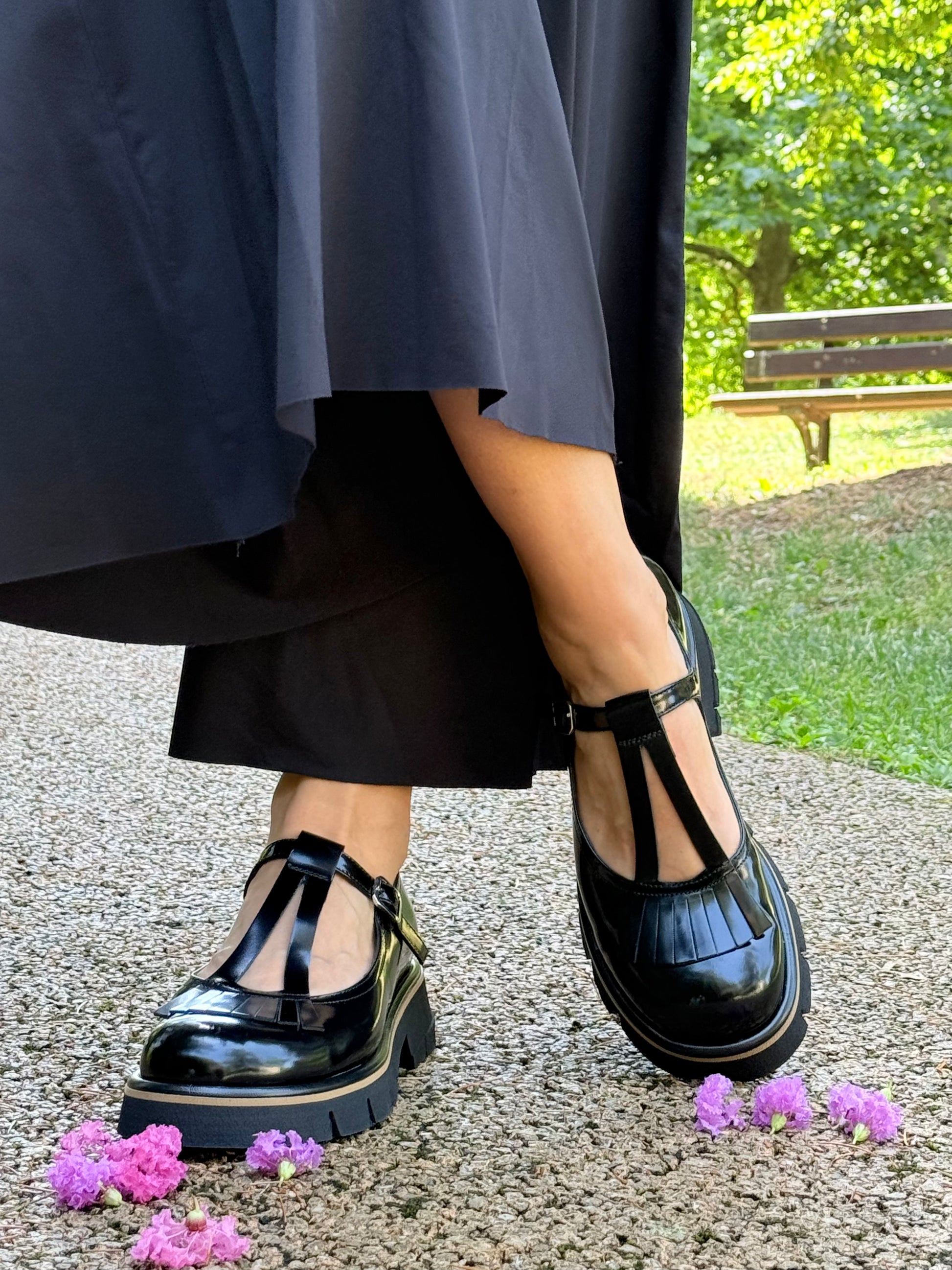 Urban Black scarpa bassa in pelle abrasivata nera artigianale marchigiana
