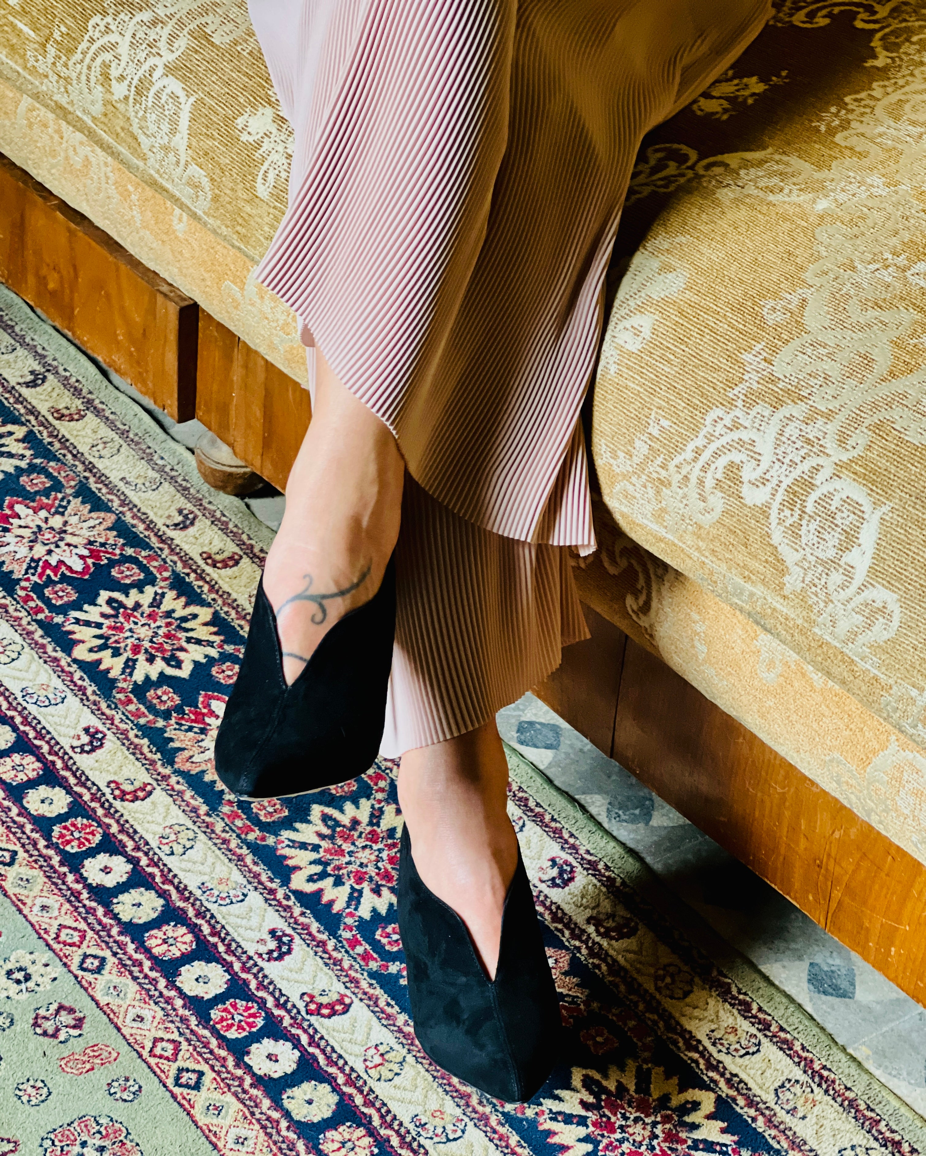Suny Black decolletè chanel sfilata in pelle scamosciata nera tacco 8 artigianale toscana