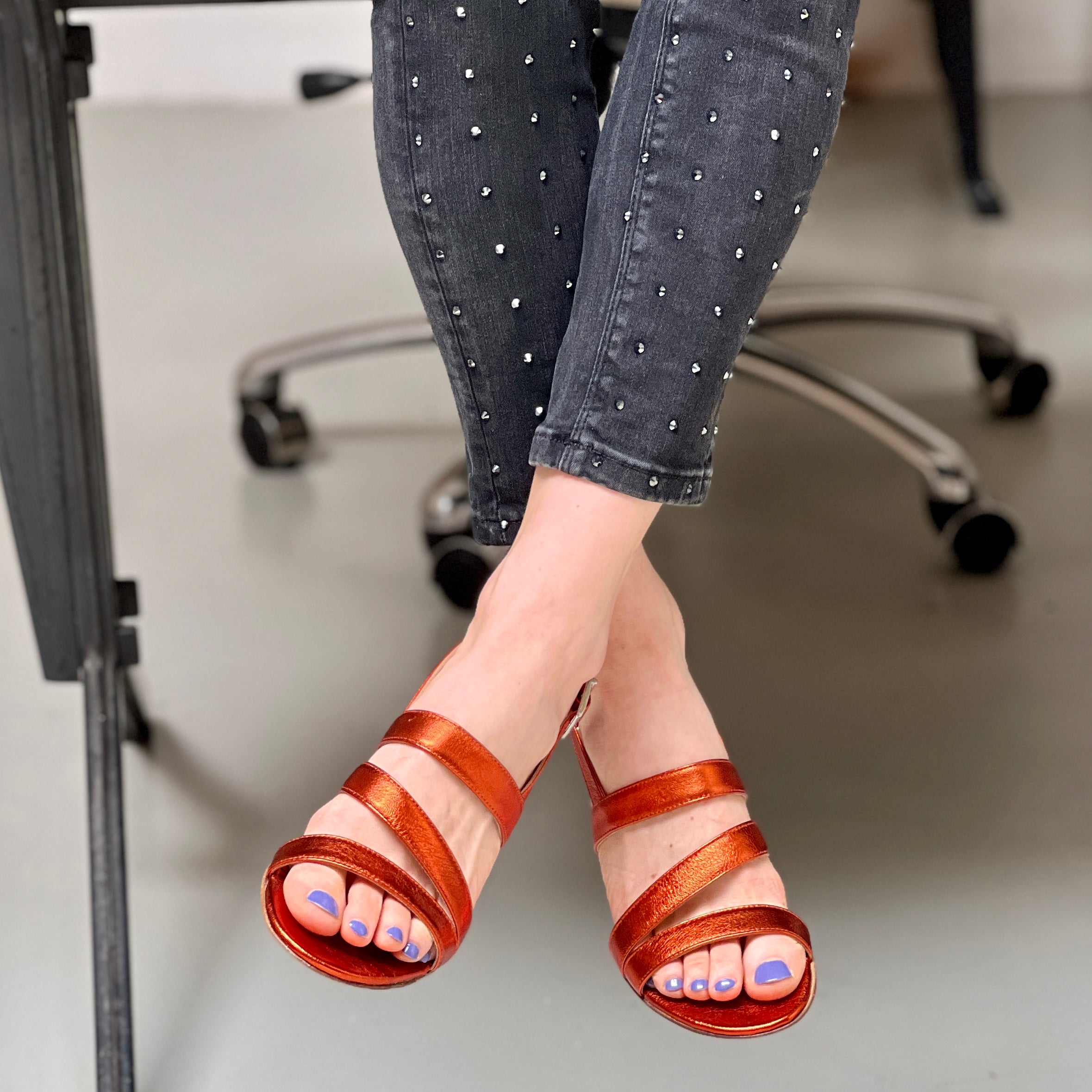 Image of Elba Ruggine sandalo in pelle laminata arancio tacco 5,5 cm. artigianale toscana