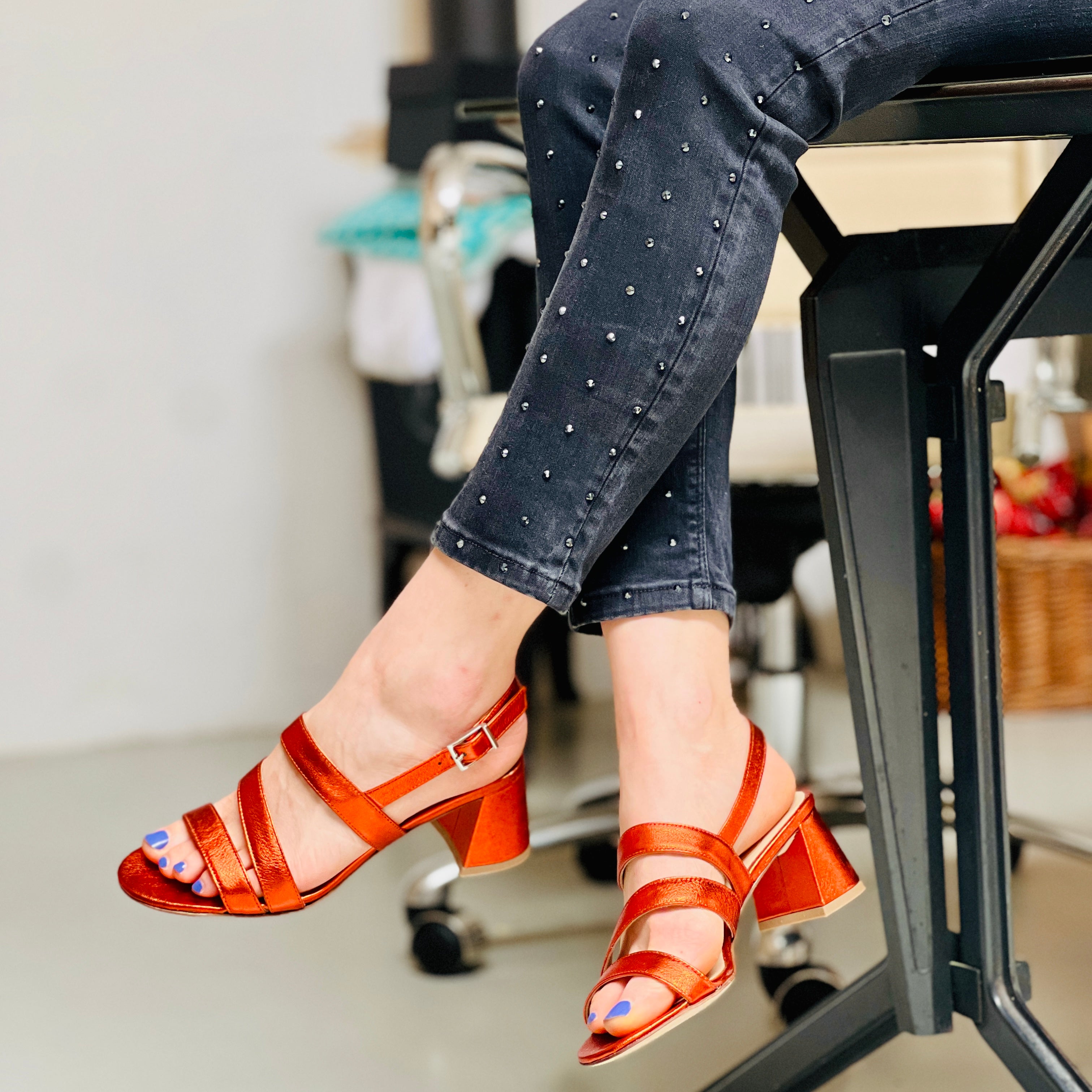 Image of Elba Ruggine sandalo in pelle laminata arancio tacco 5,5 cm. artigianale toscana