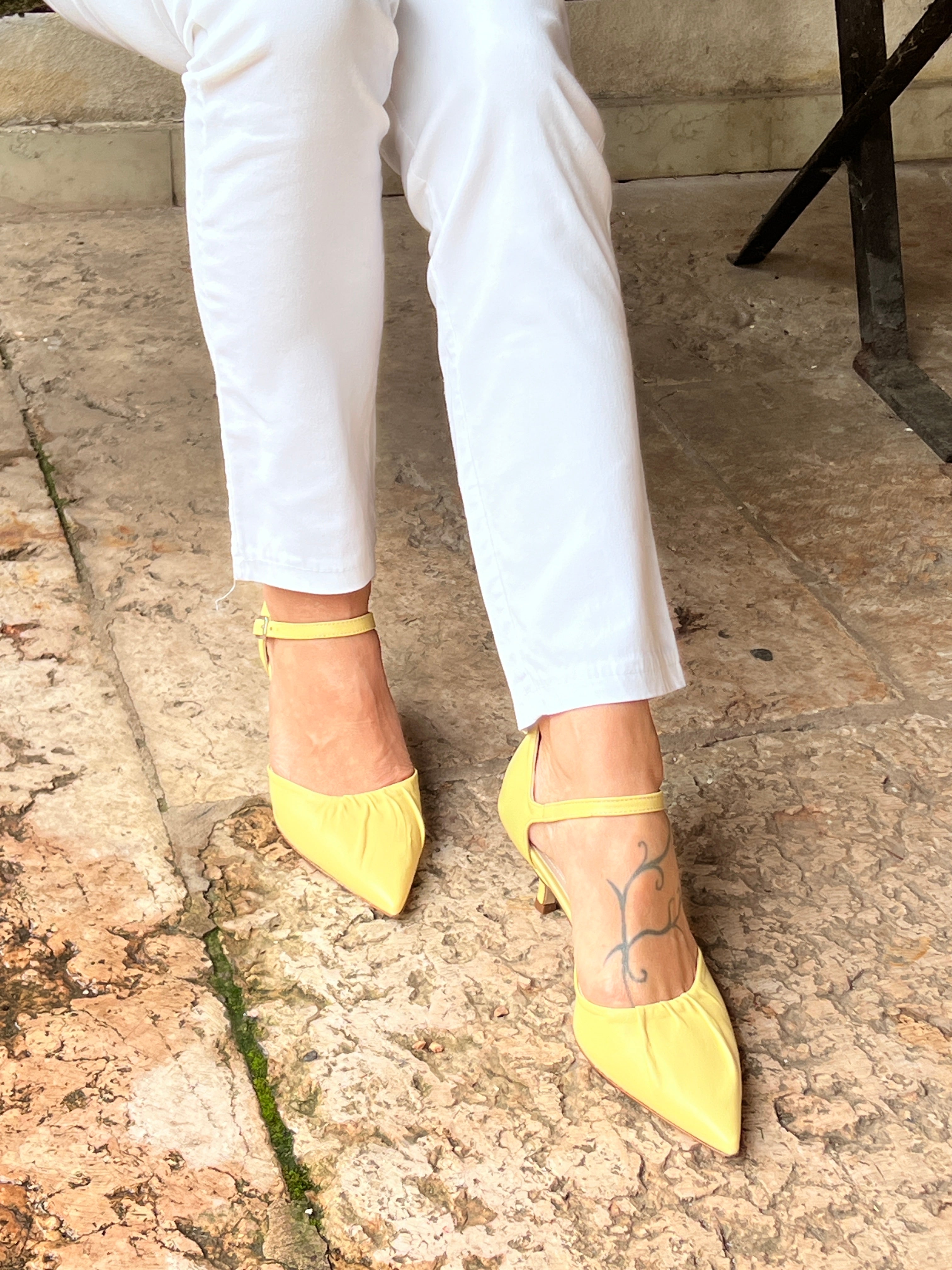Paulette  Yellow decolletè in nappa gialla con cinturino tacco 6cm artigianale marchigiano