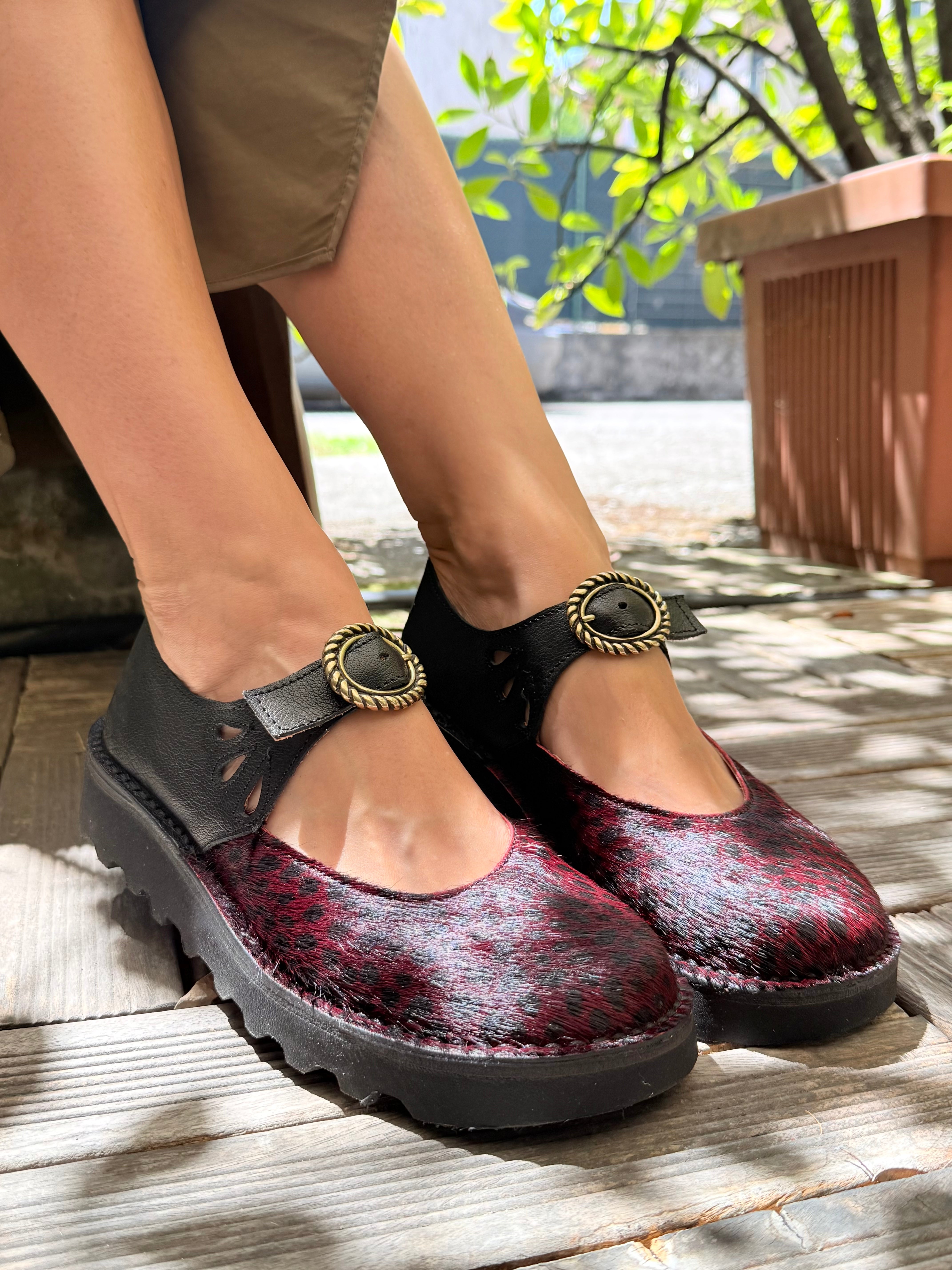 Image of Sgaia Pony Wine scarpa bassa in pelle nera e cavallino rosso suola in vibram artigianale toscana