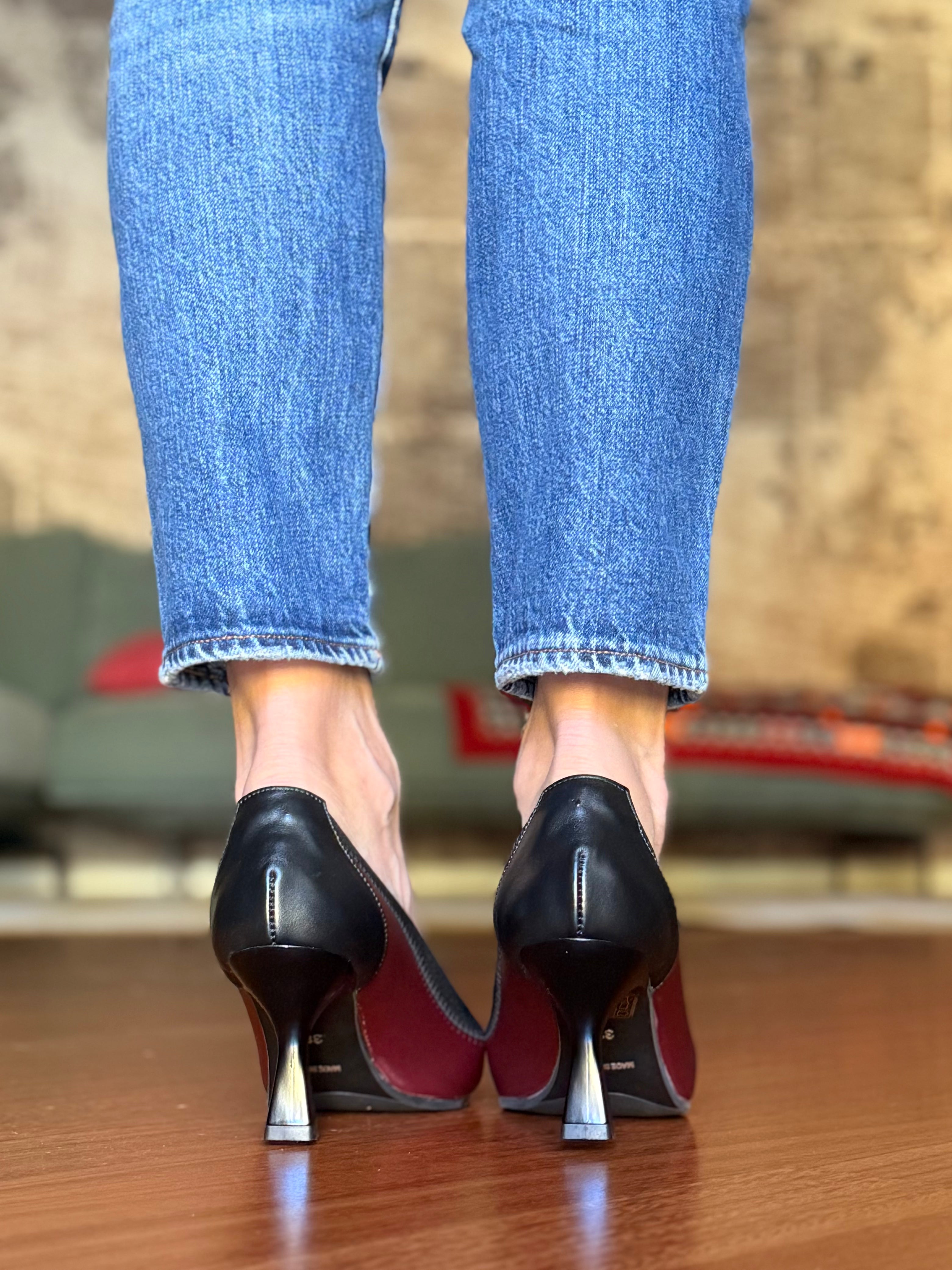 Image of Marlene Wine decollete' in nappa bordeaux con elastico tacco 7 artigianale marchigiana