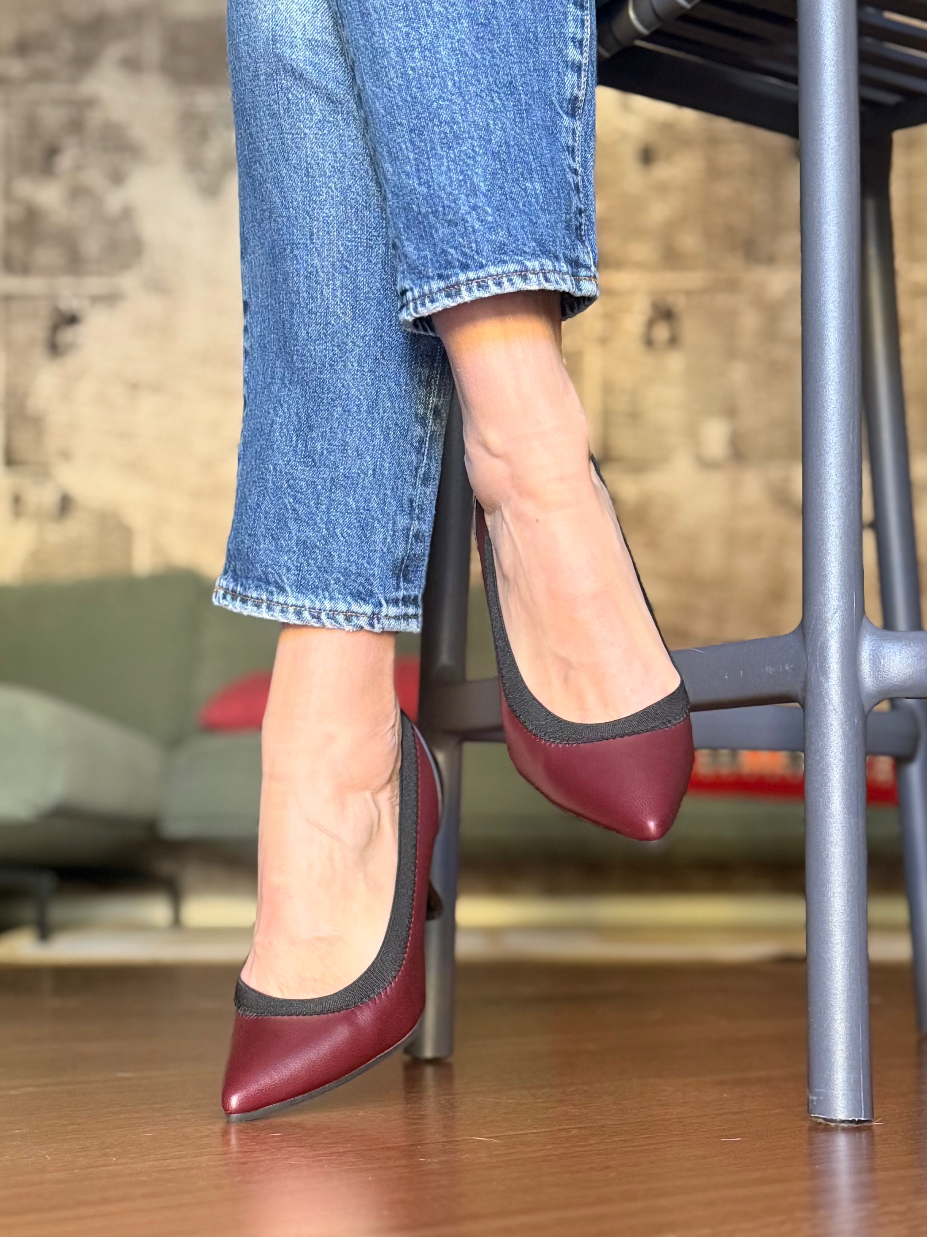 Marlene Wine decollete' in nappa bordeaux con elastico tacco 7 artigianale marchigiana