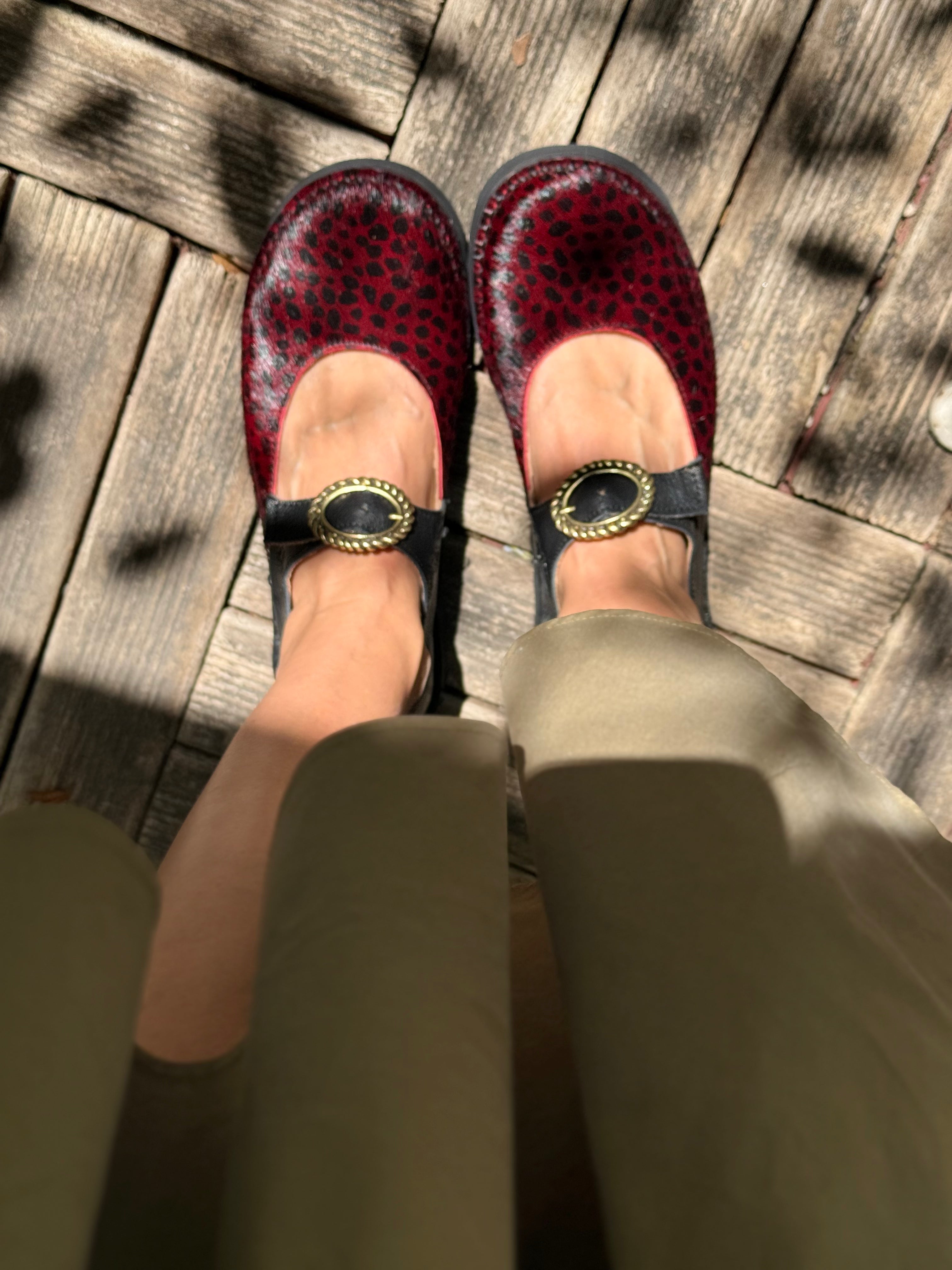 Image of Sgaia Pony Wine scarpa bassa in pelle nera e cavallino rosso suola in vibram artigianale toscana