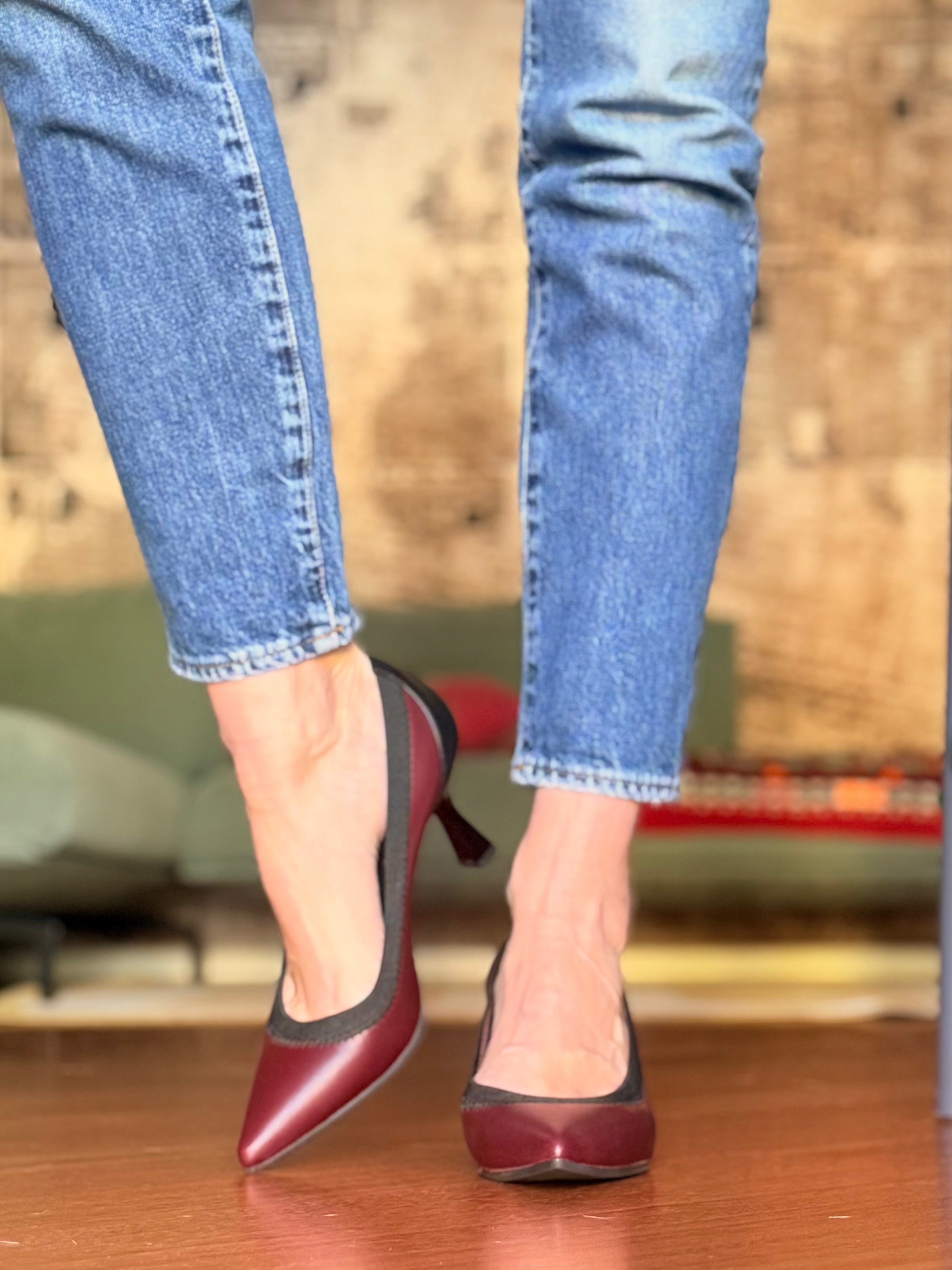 Image of Marlene Wine decollete' in nappa bordeaux con elastico tacco 7 artigianale marchigiana