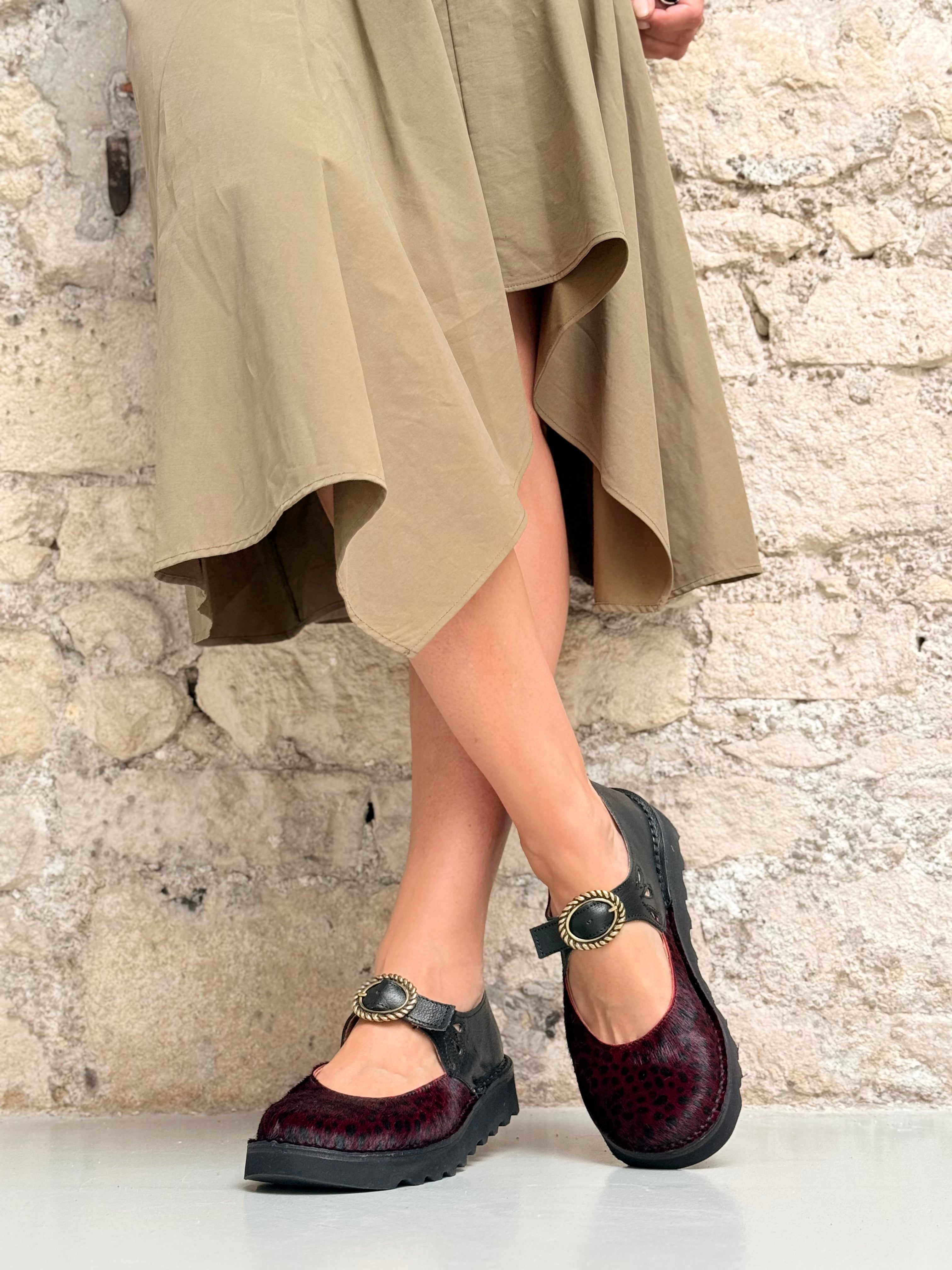 Image of Sgaia Pony Wine scarpa bassa in pelle nera e cavallino rosso suola in vibram artigianale toscana