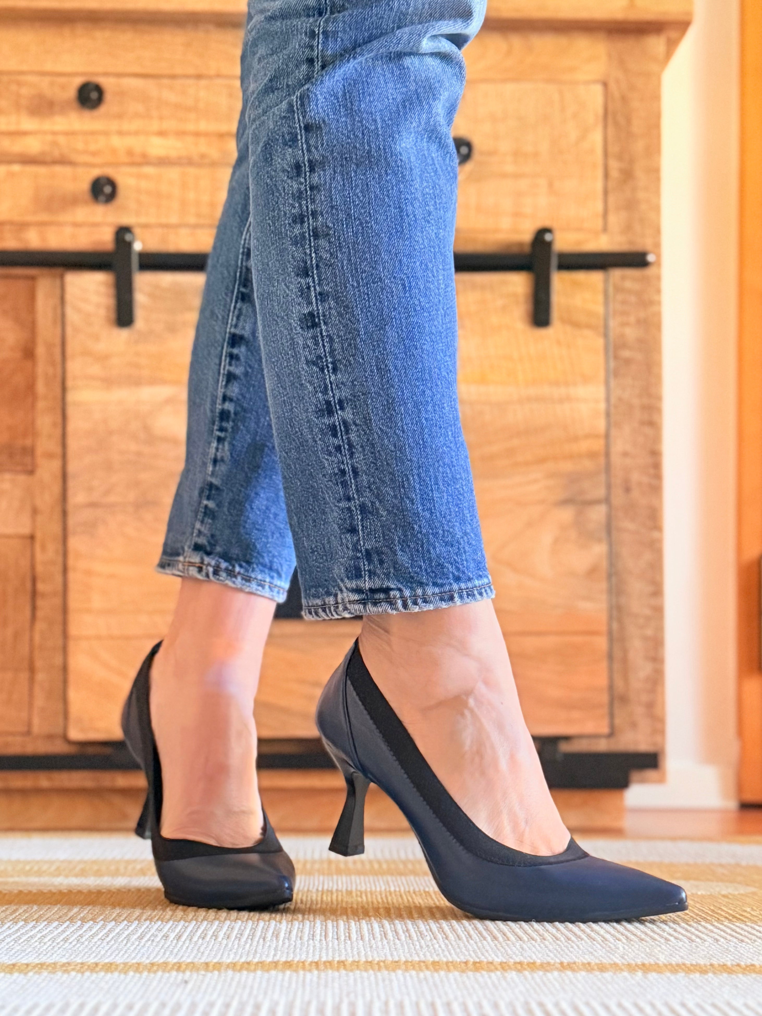 Image of Marlene Navy decollete' in nappa blu con elastico tacco 7 artigianale marchigiana