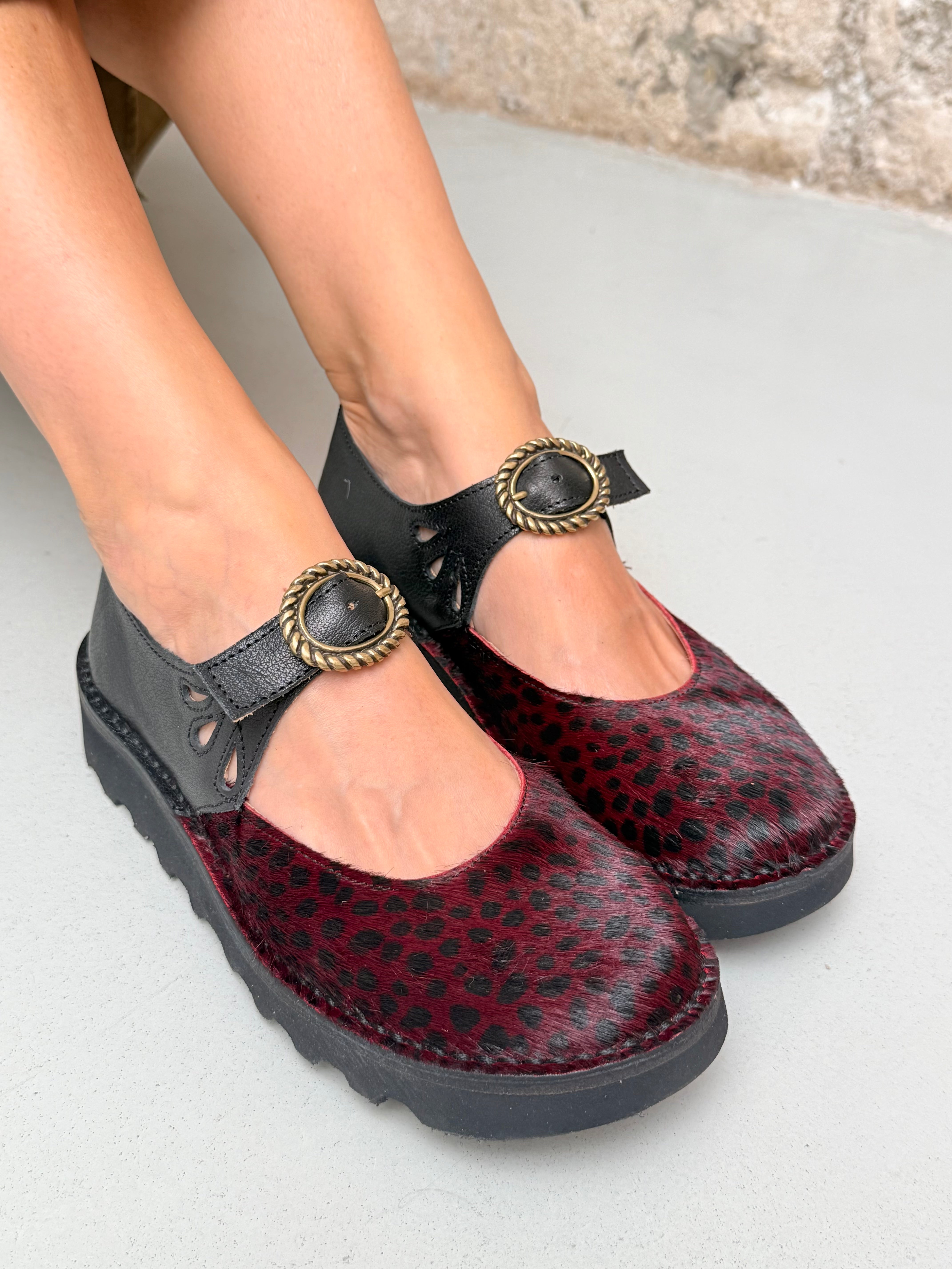 Image of Sgaia Pony Wine scarpa bassa in pelle nera e cavallino rosso suola in vibram artigianale toscana