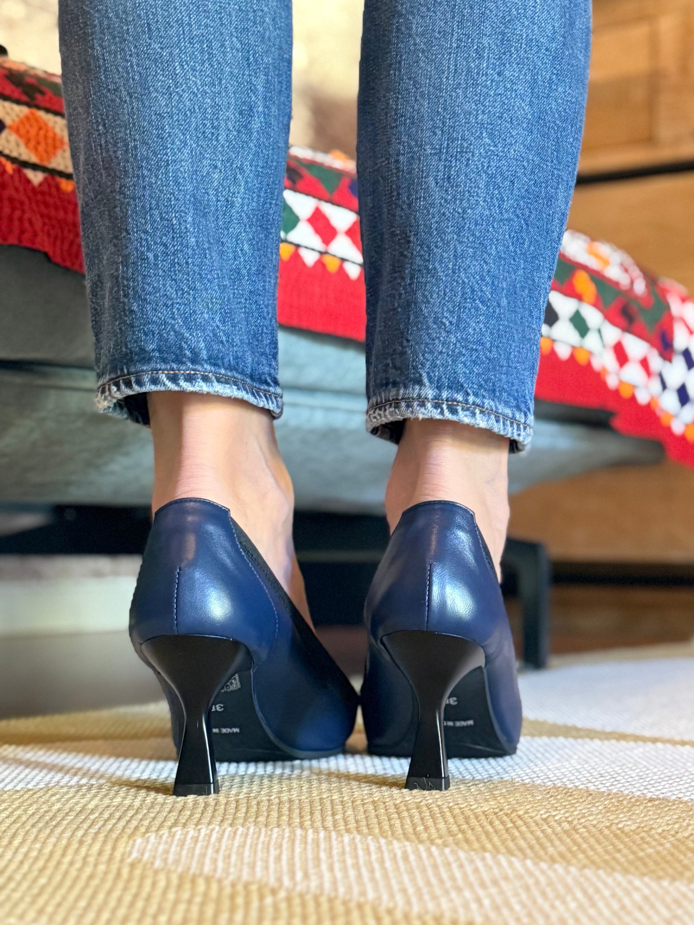 Image of Marlene Navy decollete' in nappa blu con elastico tacco 7 artigianale marchigiana