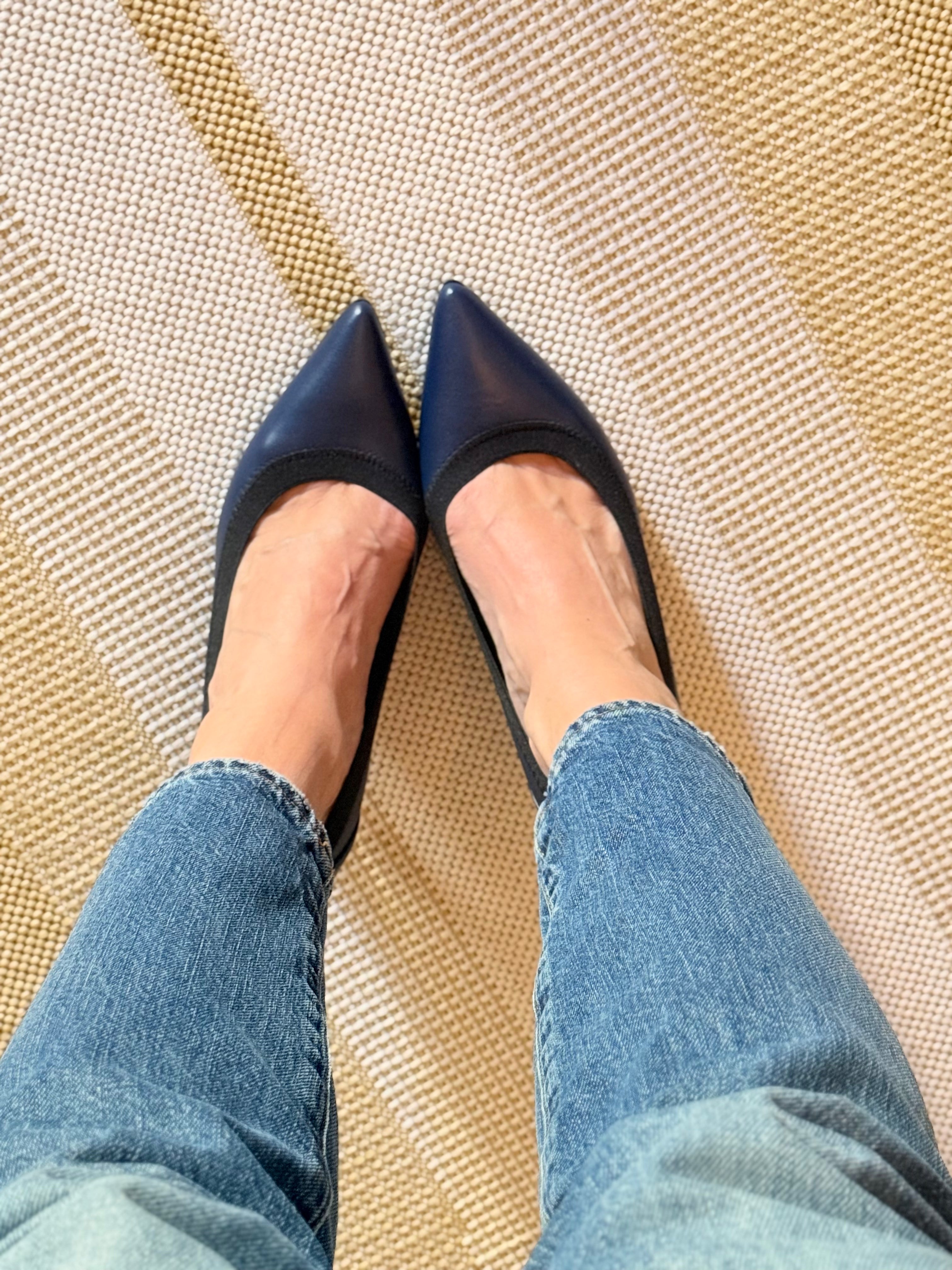 Image of Marlene Navy decollete' in nappa blu con elastico tacco 7 artigianale marchigiana