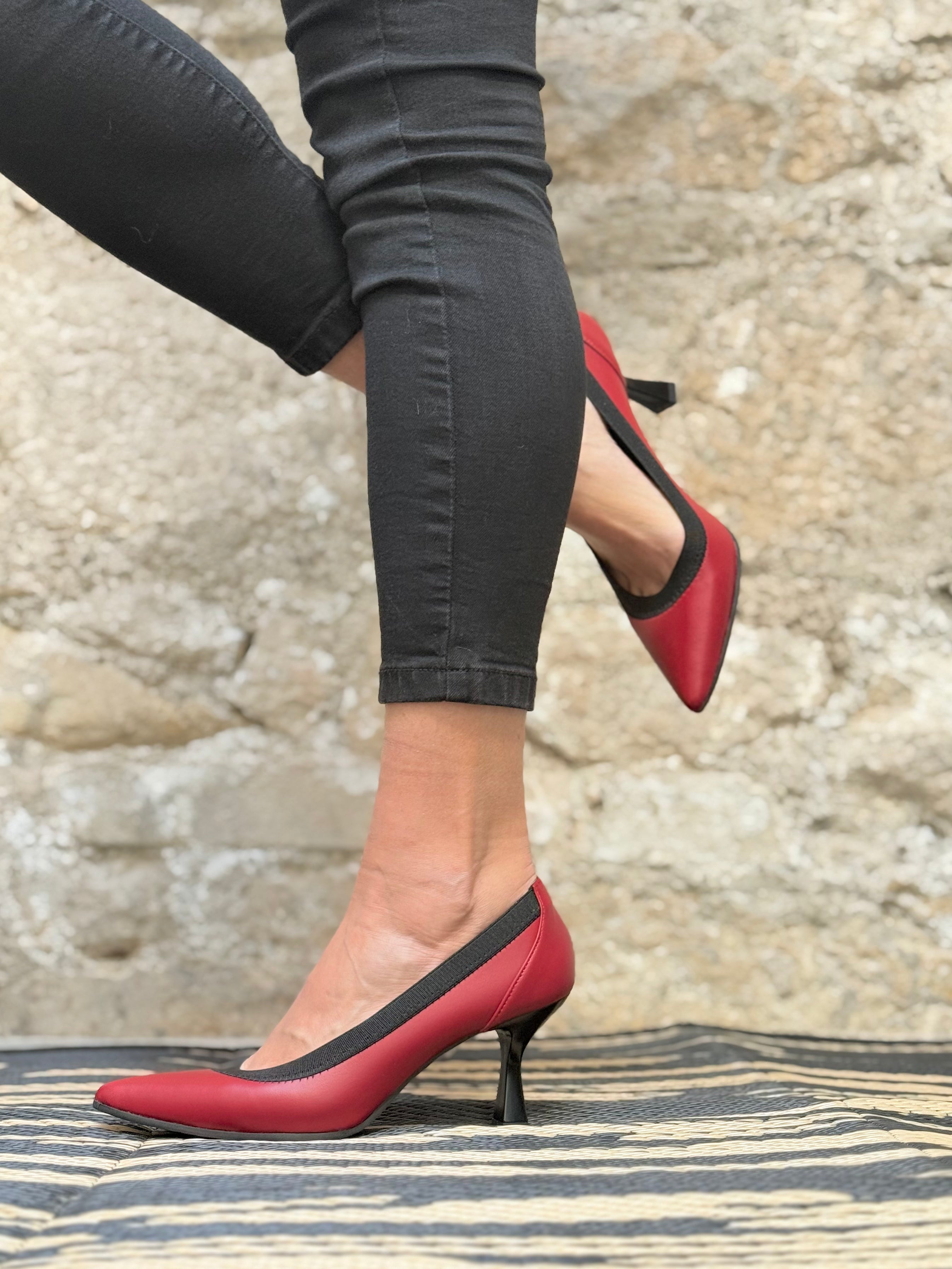 Image of Marlene Red decollete' in guantino rossa con elastico tacco 7 artigianale marchigiana