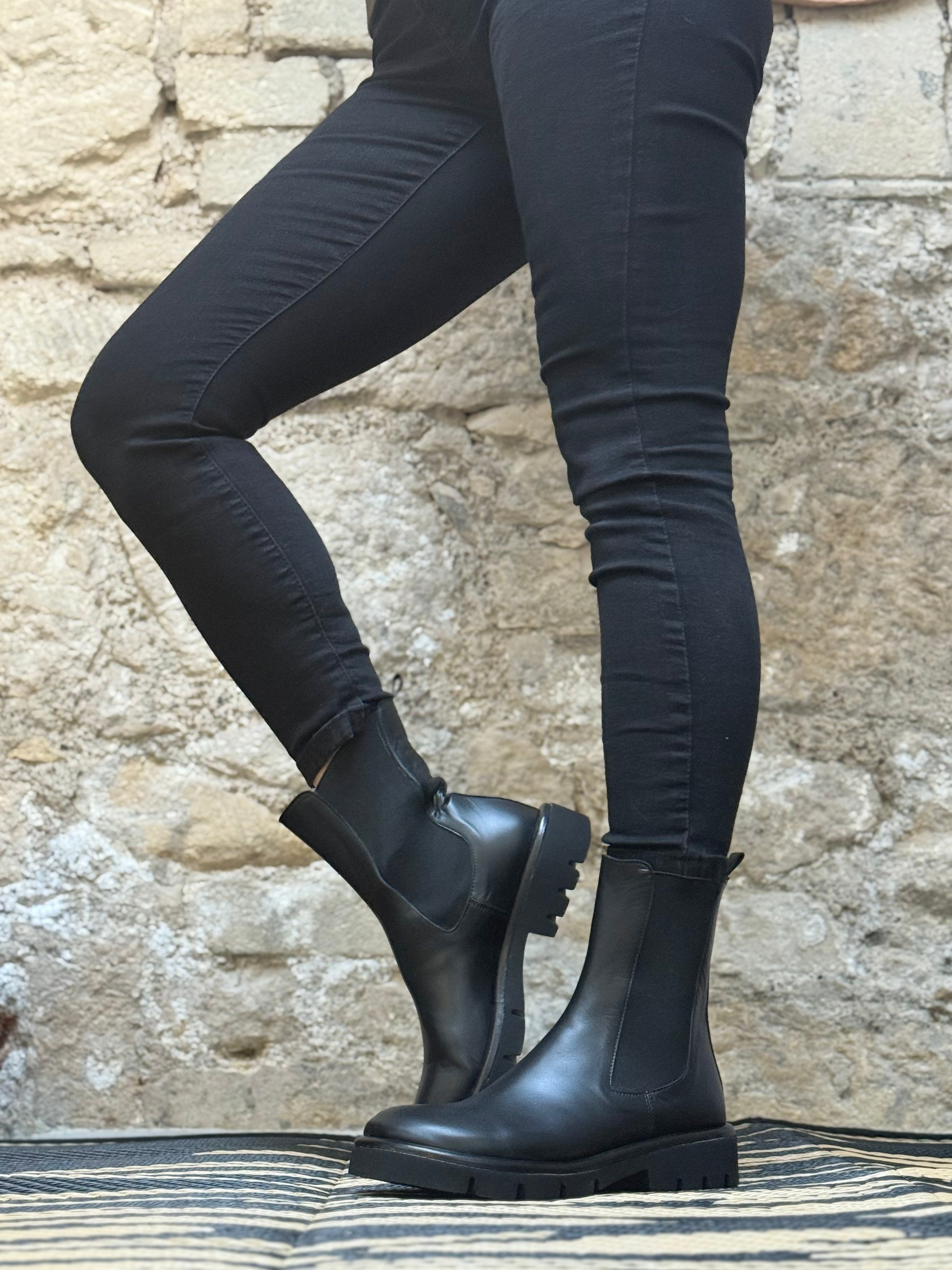 Image of Jude Black stivaletto beatles in pelle nera lavorazione a sacchetto artigianale marchigiana