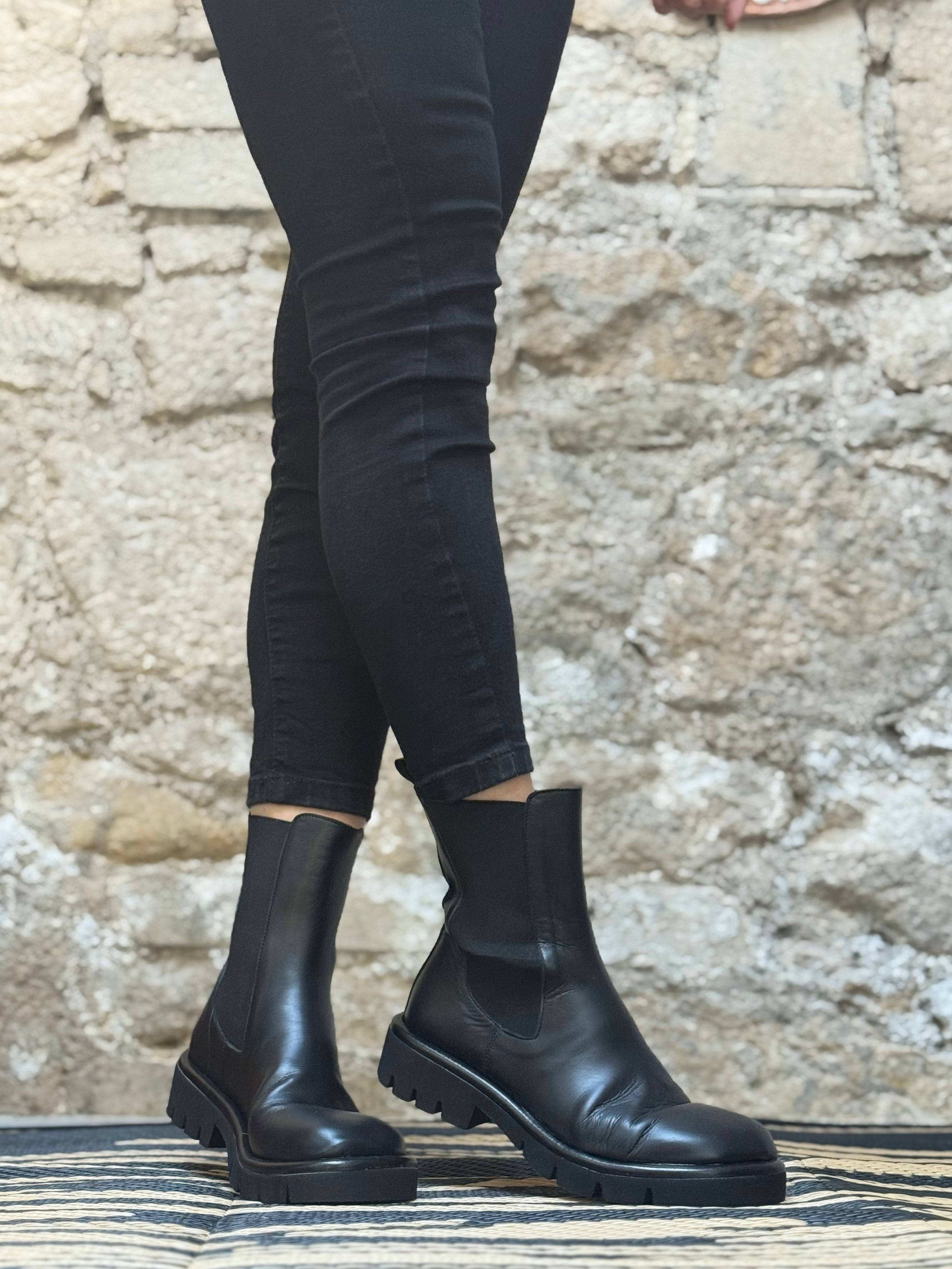 Jude Black stivaletto beatles in pelle nera lavorazione a sacchetto artigianale marchigiana