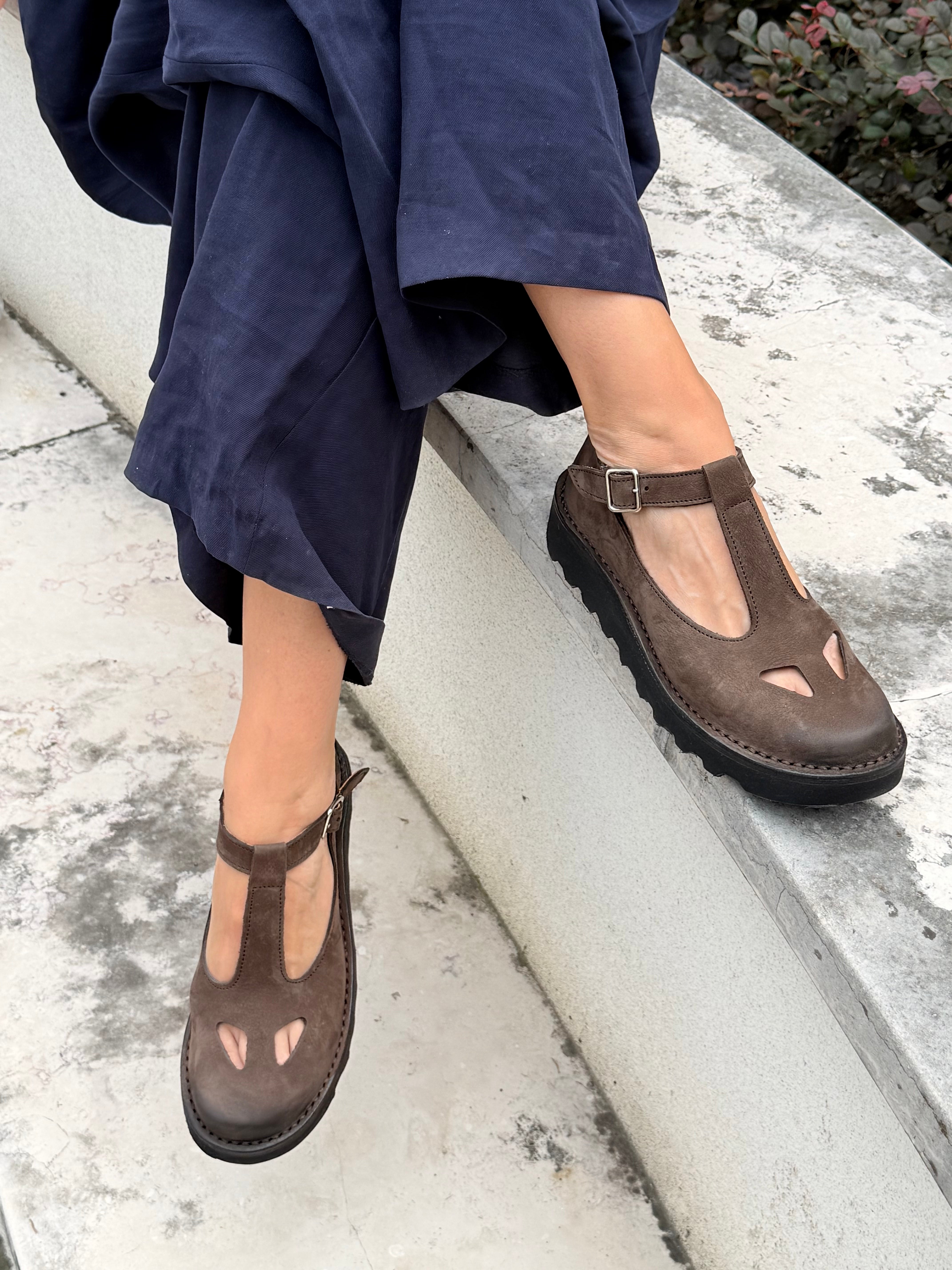 Image of Ciacola Moro scarpa bassa con occhietti in nabuk marrone artigianale toscana