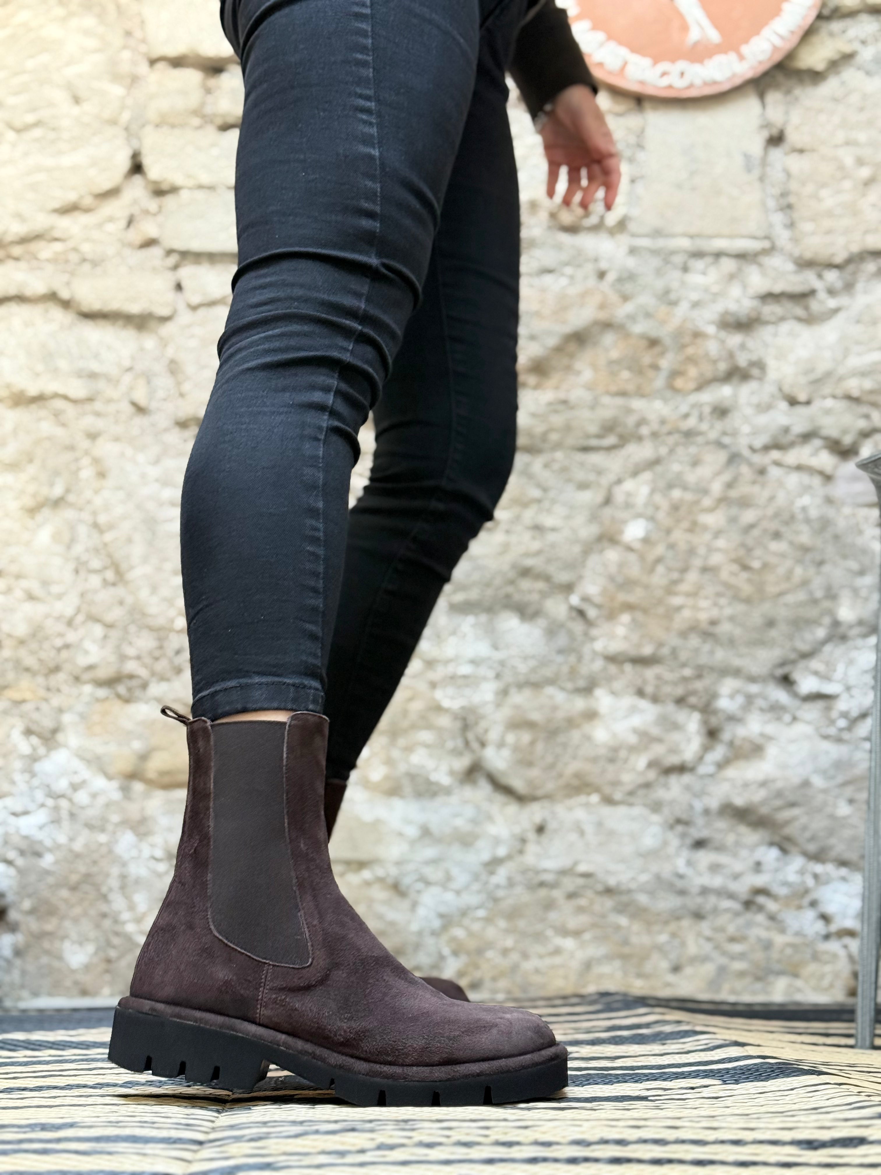 Image of Jude Moro stivaletto beatles in camoscio marrone lavorazione a sacchetto artigianale marchigiana