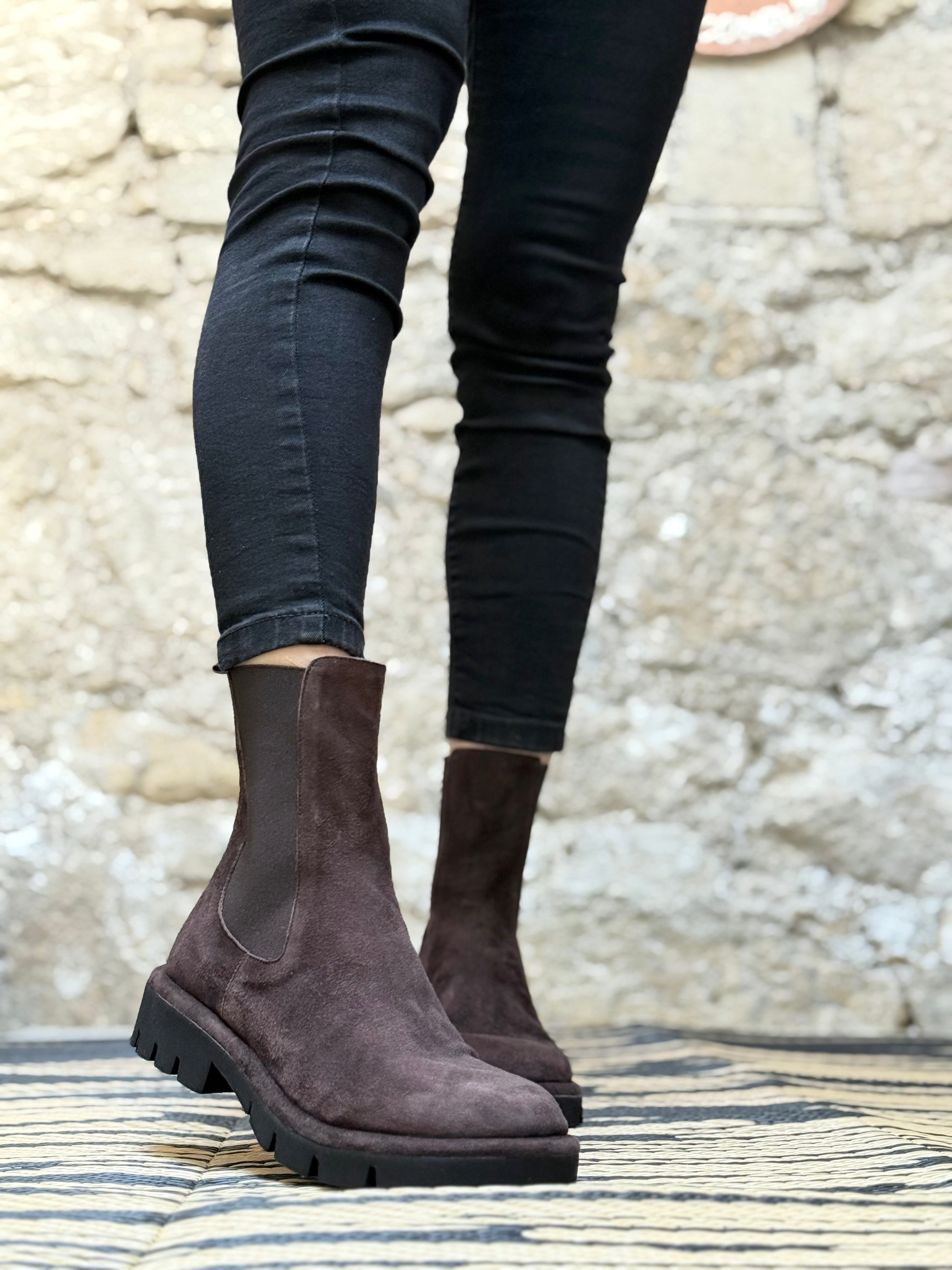 Image of Jude Moro stivaletto beatles in camoscio marrone lavorazione a sacchetto artigianale marchigiana