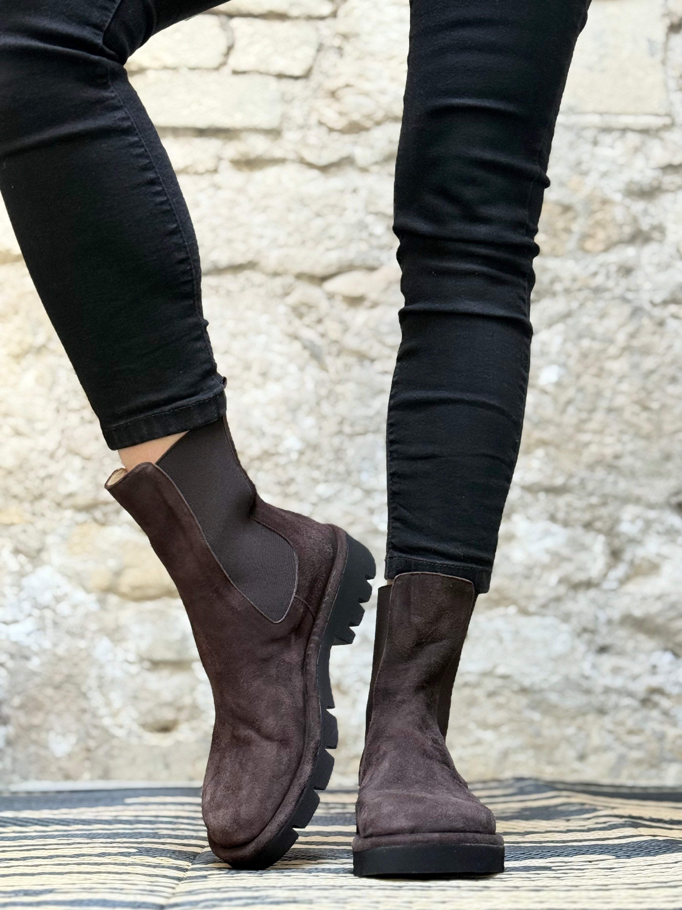 Jude Moro stivaletto beatles in camoscio marrone lavorazione a sacchetto artigianale marchigiana