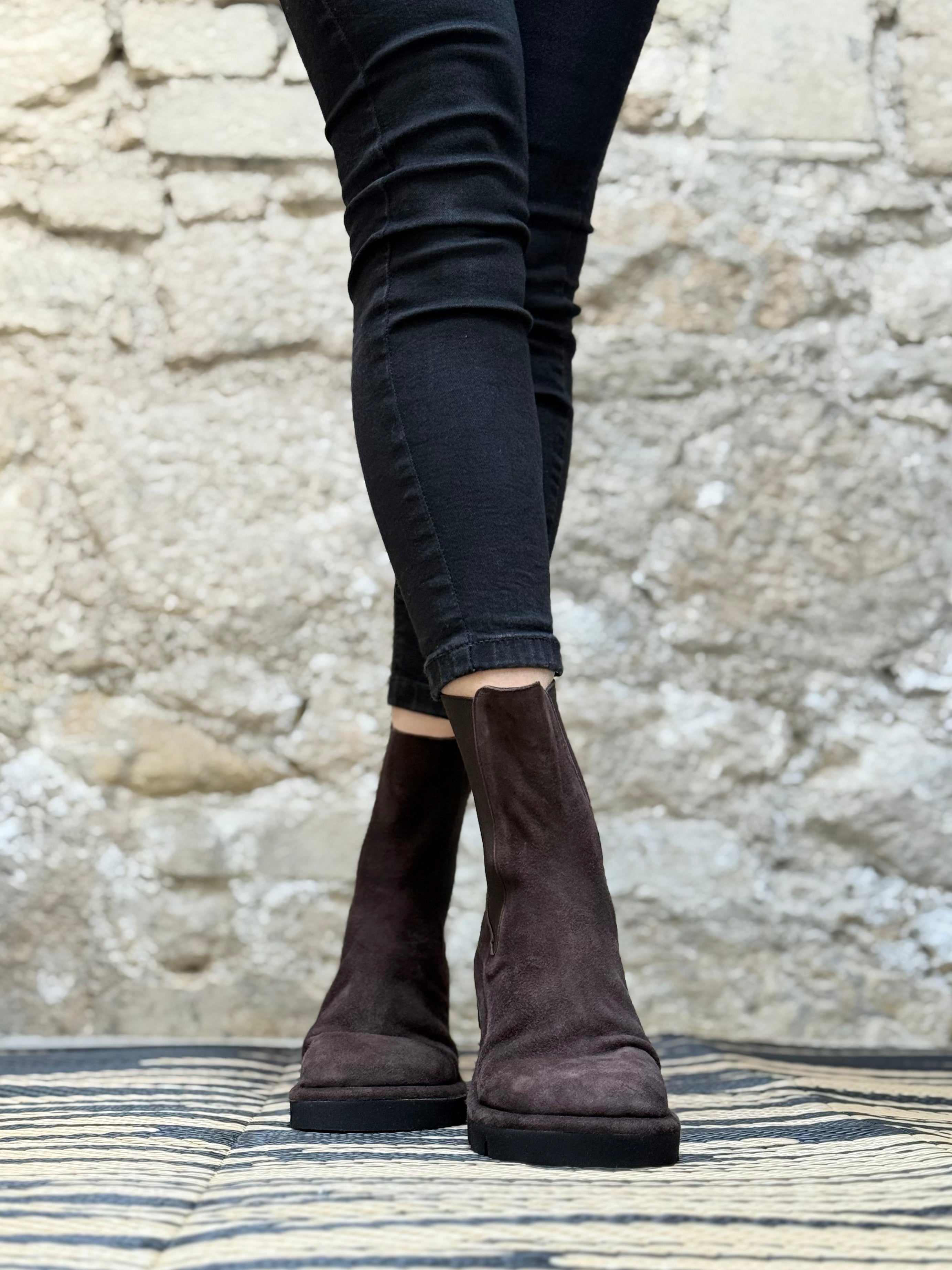 Image of Jude Moro stivaletto beatles in camoscio marrone lavorazione a sacchetto artigianale marchigiana