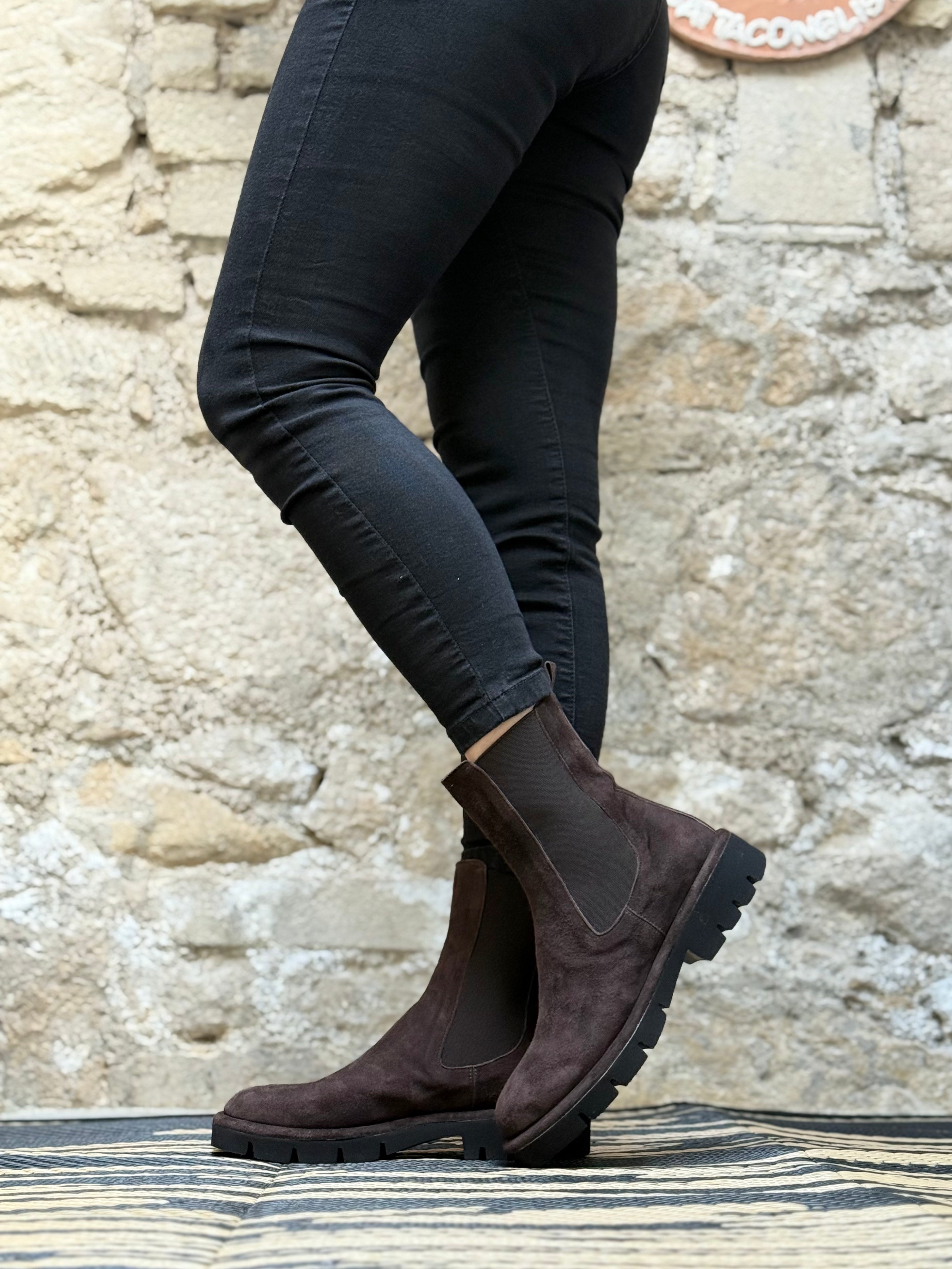 Image of Jude Moro stivaletto beatles in camoscio marrone lavorazione a sacchetto artigianale marchigiana