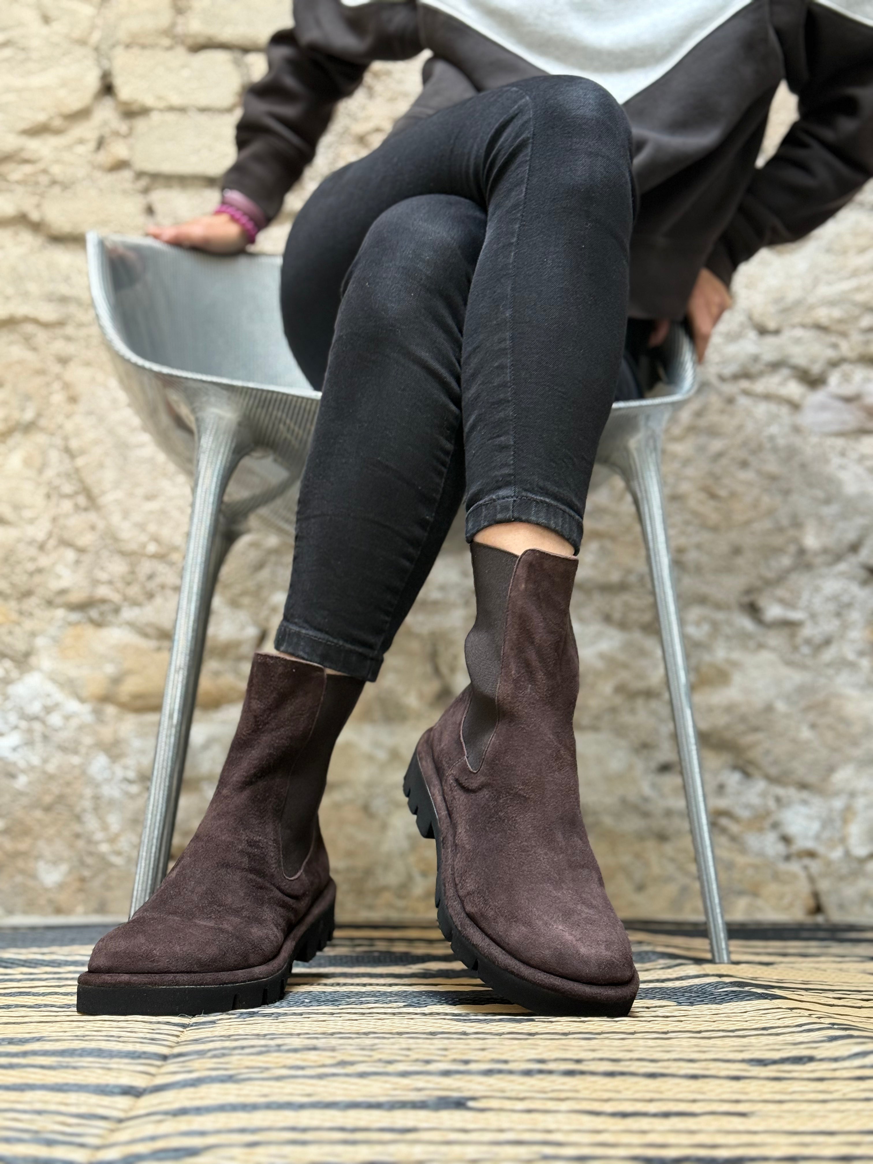 Image of Jude Moro stivaletto beatles in camoscio marrone lavorazione a sacchetto artigianale marchigiana