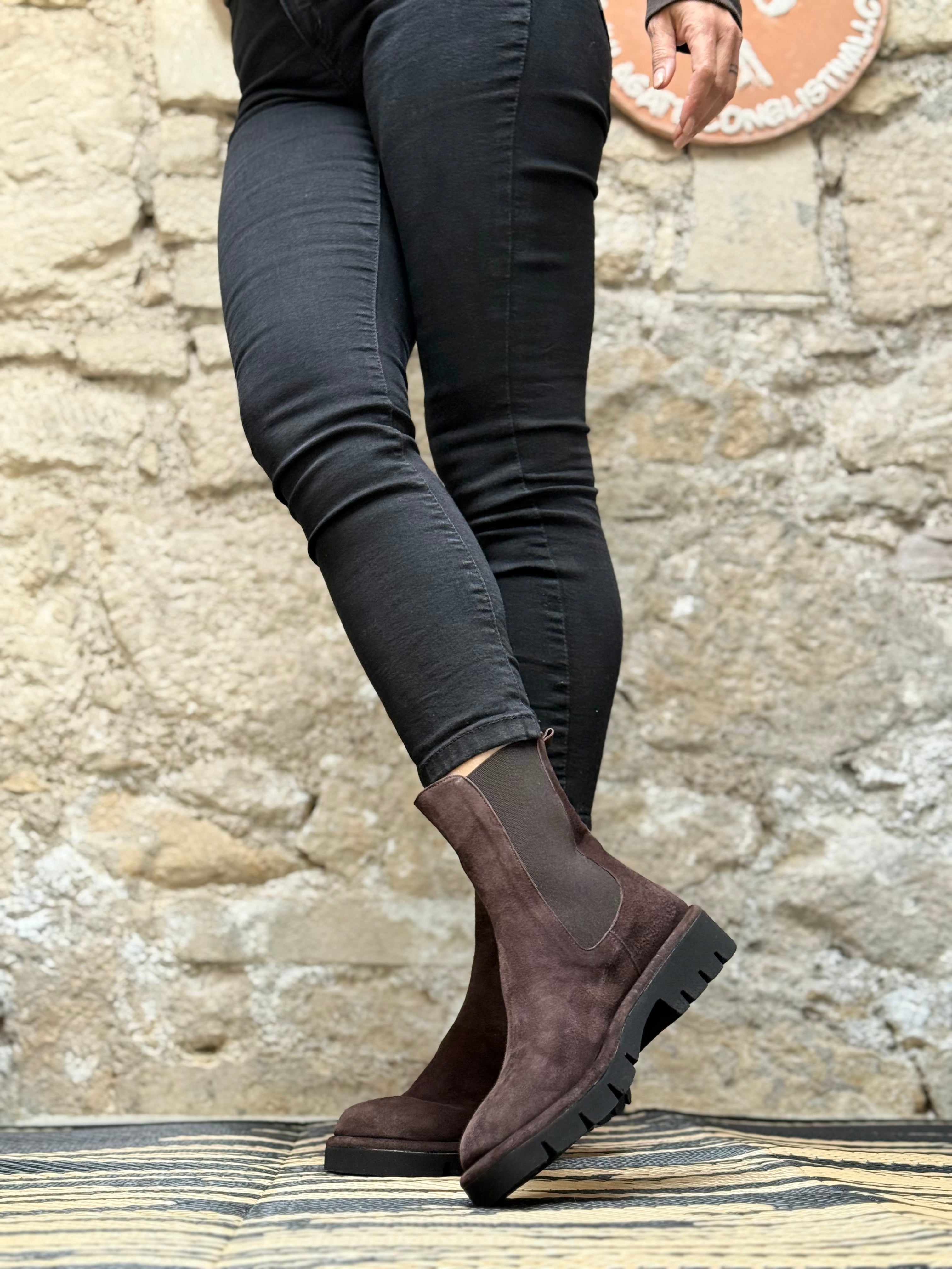 Jude Moro stivaletto beatles in camoscio marrone lavorazione a sacchetto artigianale marchigiana