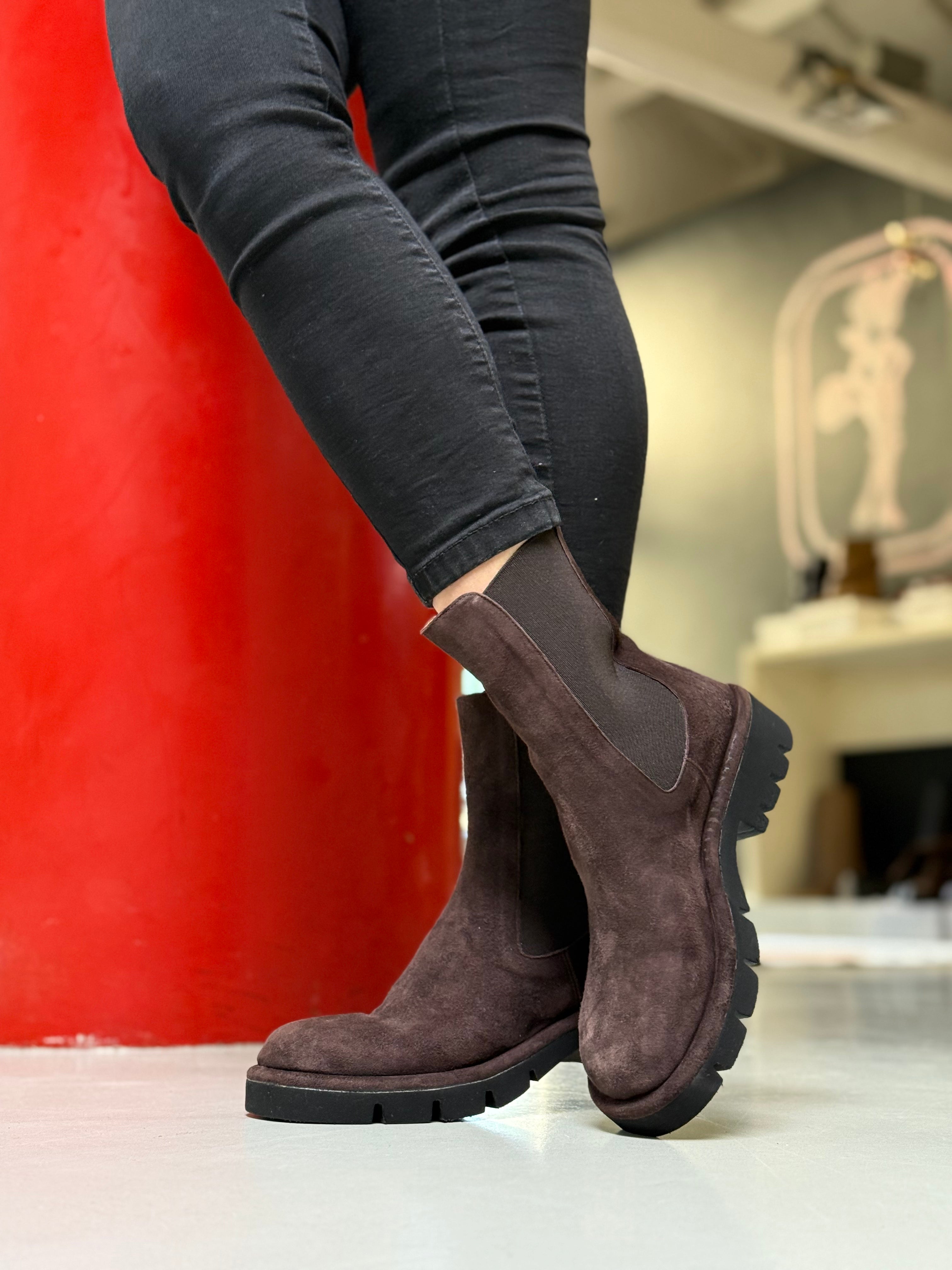 Image of Jude Moro stivaletto beatles in camoscio marrone lavorazione a sacchetto artigianale marchigiana