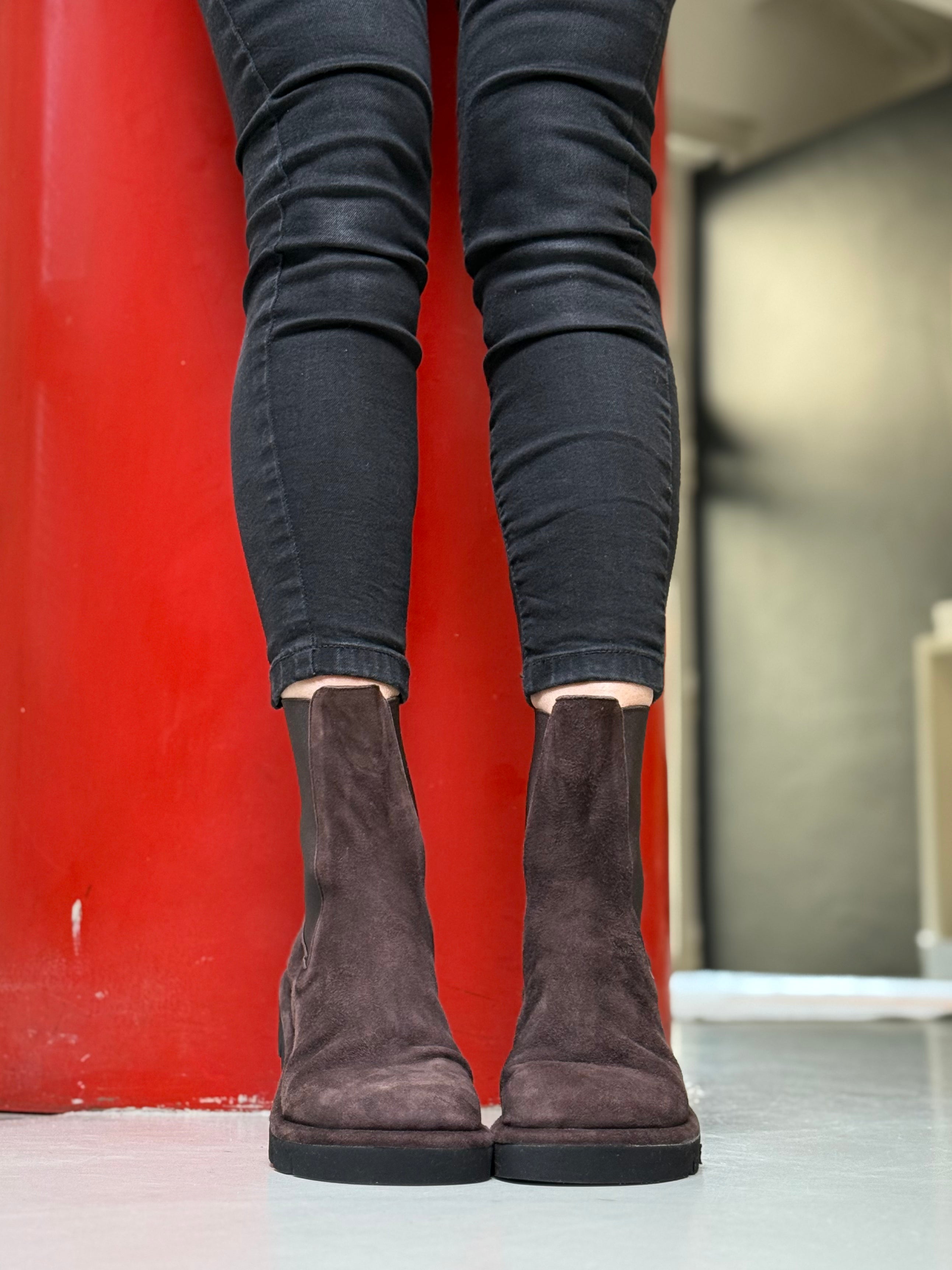 Jude Moro stivaletto beatles in camoscio marrone lavorazione a sacchetto artigianale marchigiana