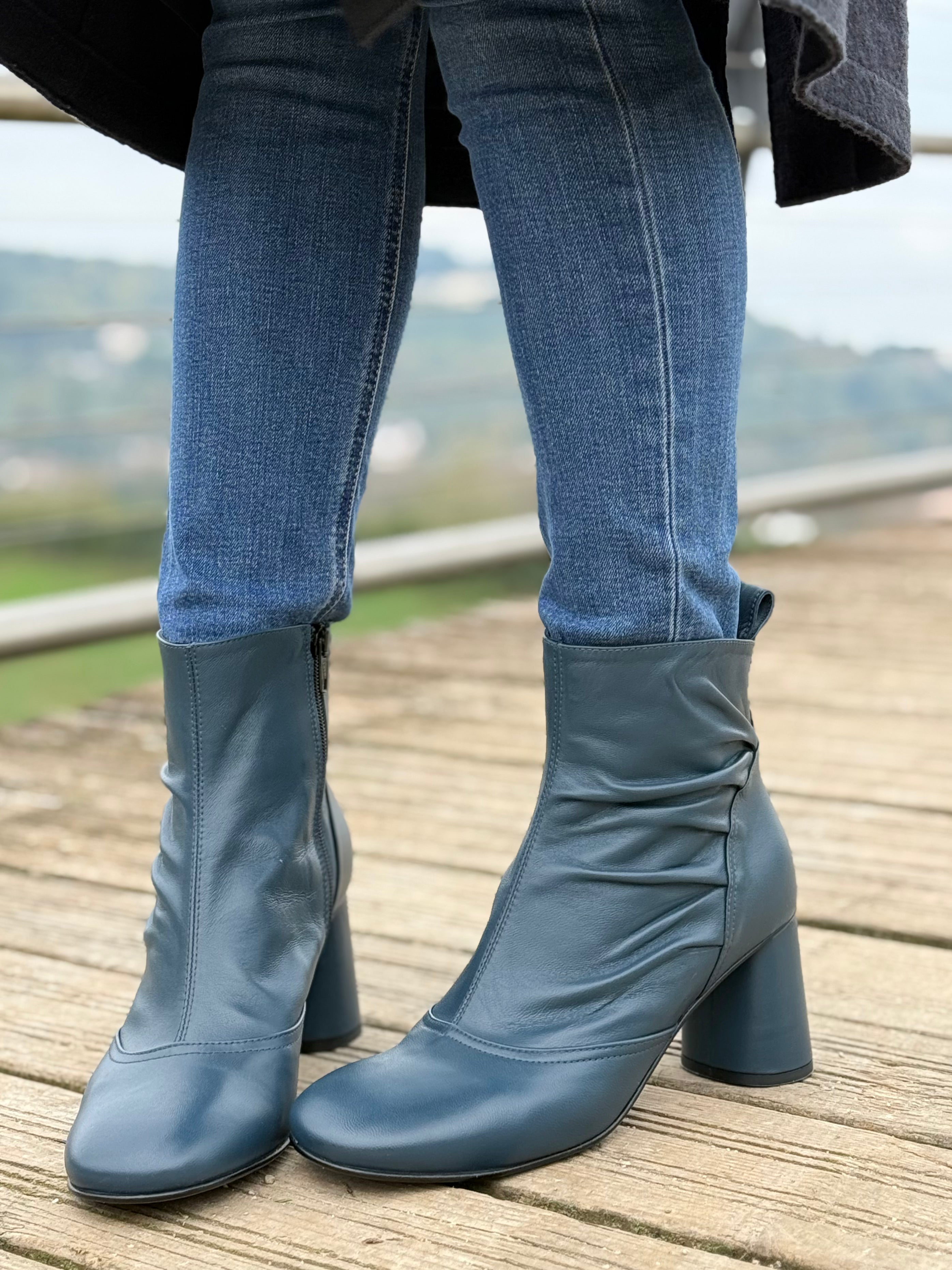 Image of Amelia Pet tronchetto in nappa petrolio tacco 7 cm artigianale marchigiana