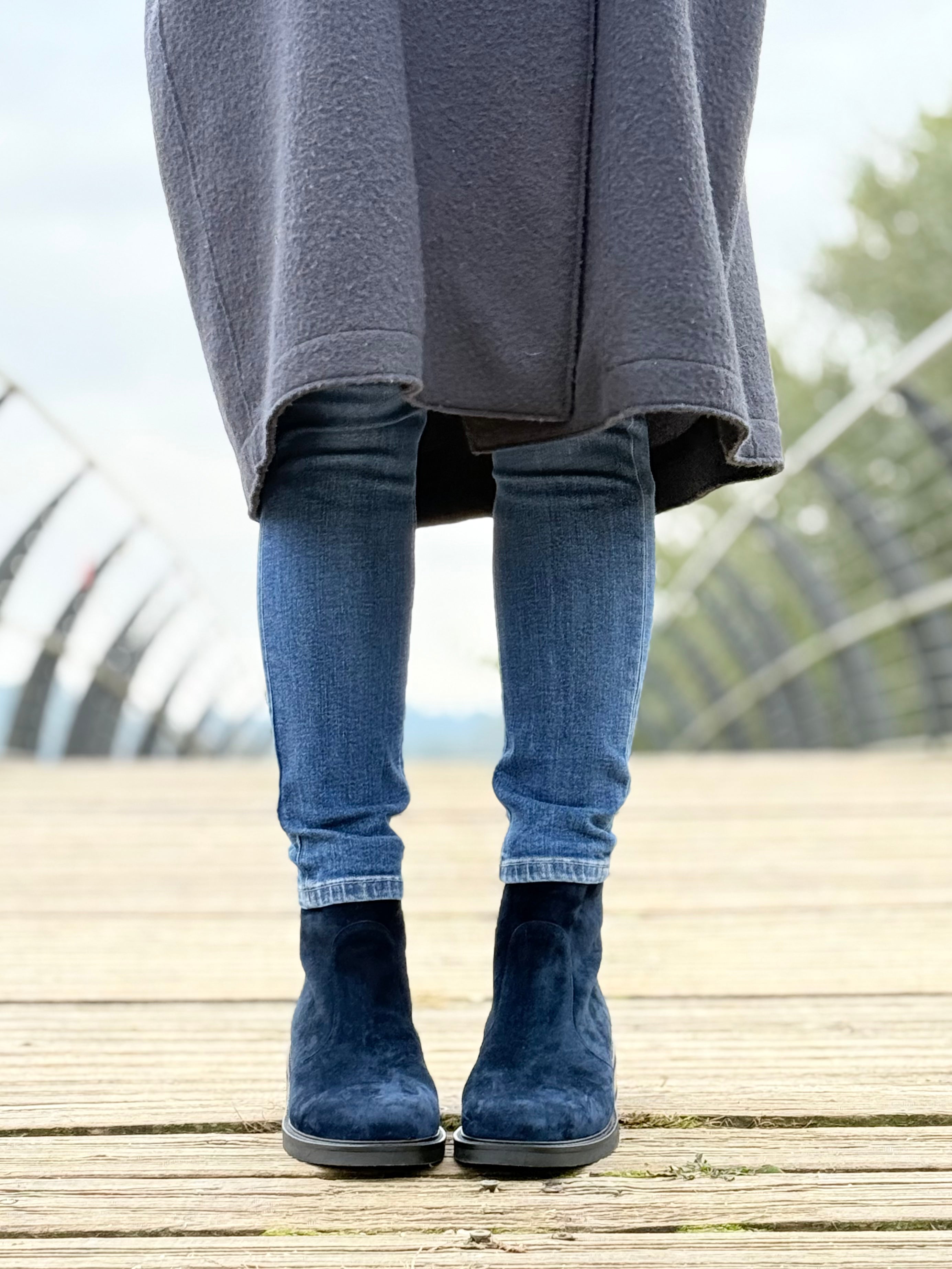 Camelot Blue stivaletto in camoscio blu con cerniera artigianale toscana