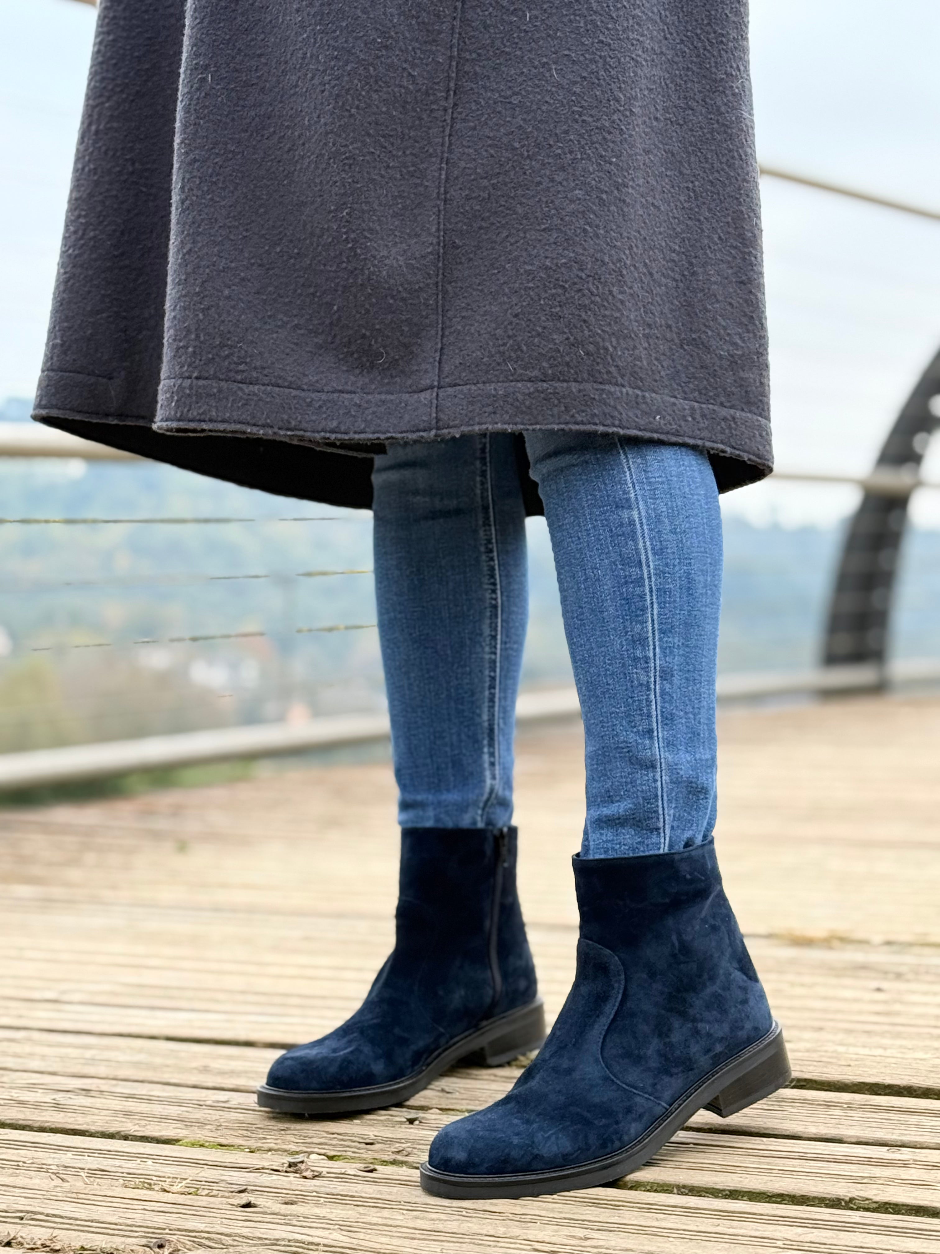 Camelot Blue stivaletto in camoscio blu con cerniera artigianale toscana