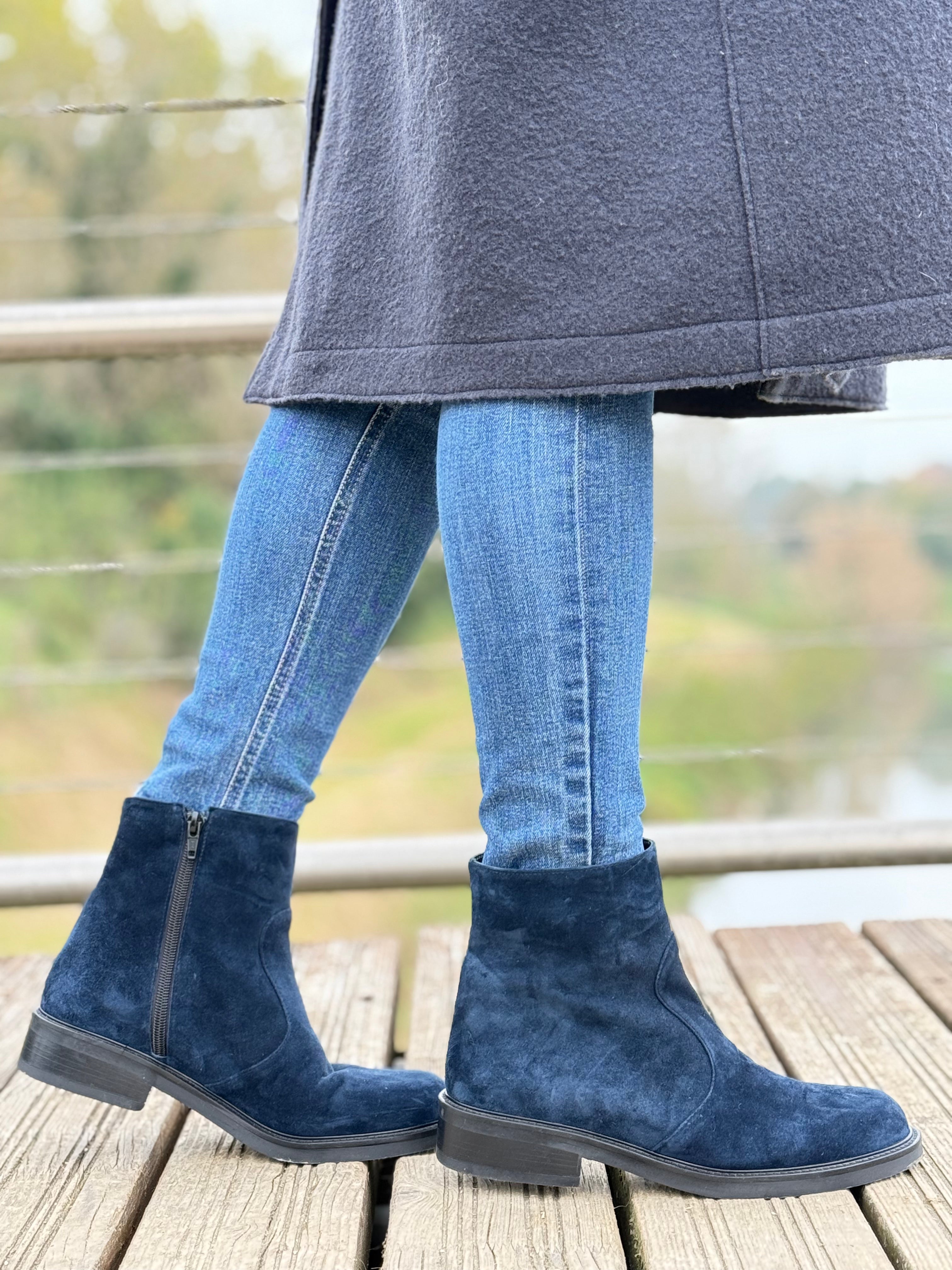 Image of Camelot Blue stivaletto in camoscio blu con cerniera artigianale toscana