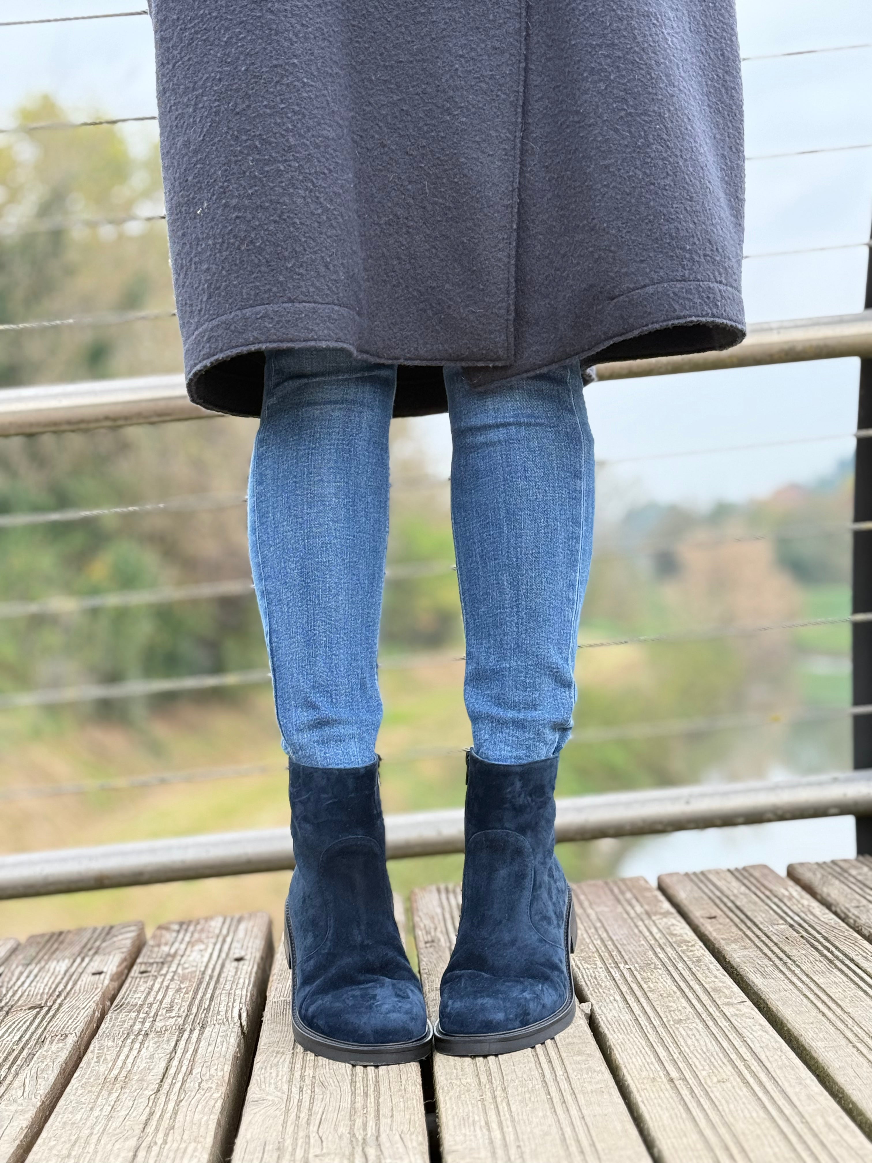 Image of Camelot Blue stivaletto in camoscio blu con cerniera artigianale toscana