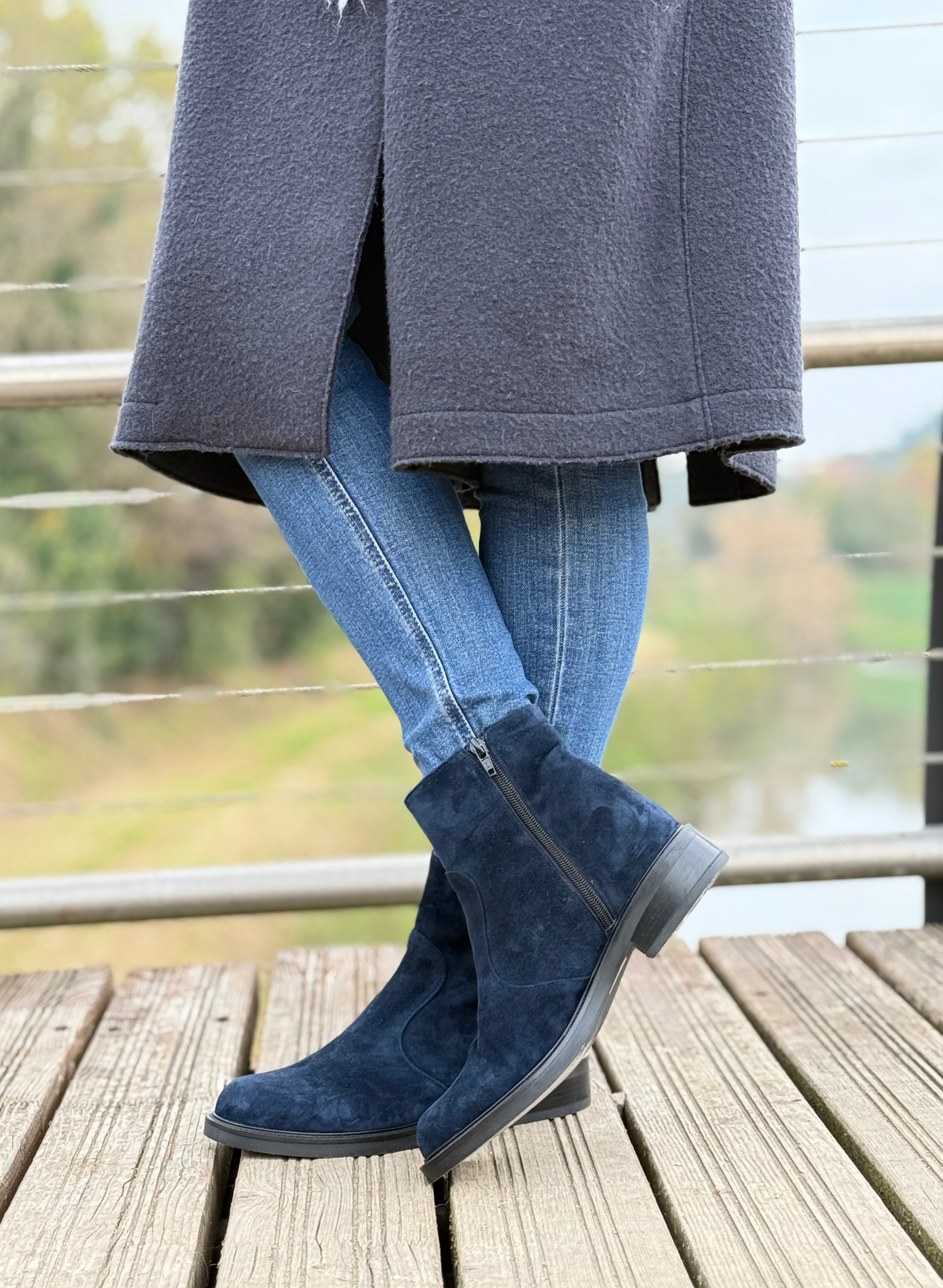 Camelot Blue stivaletto in camoscio blu con cerniera artigianale toscana