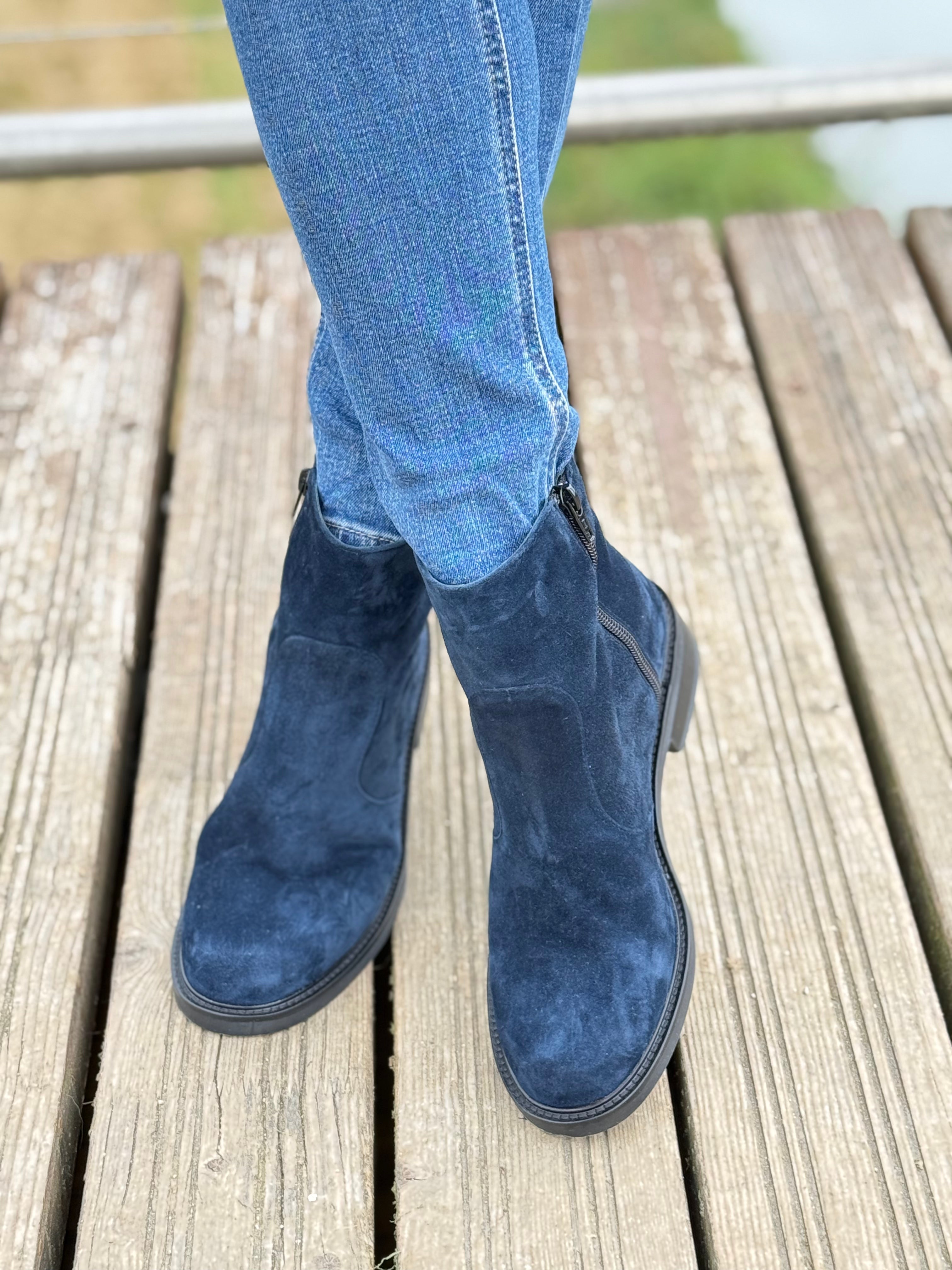 Camelot Blue stivaletto in camoscio blu con cerniera artigianale toscana