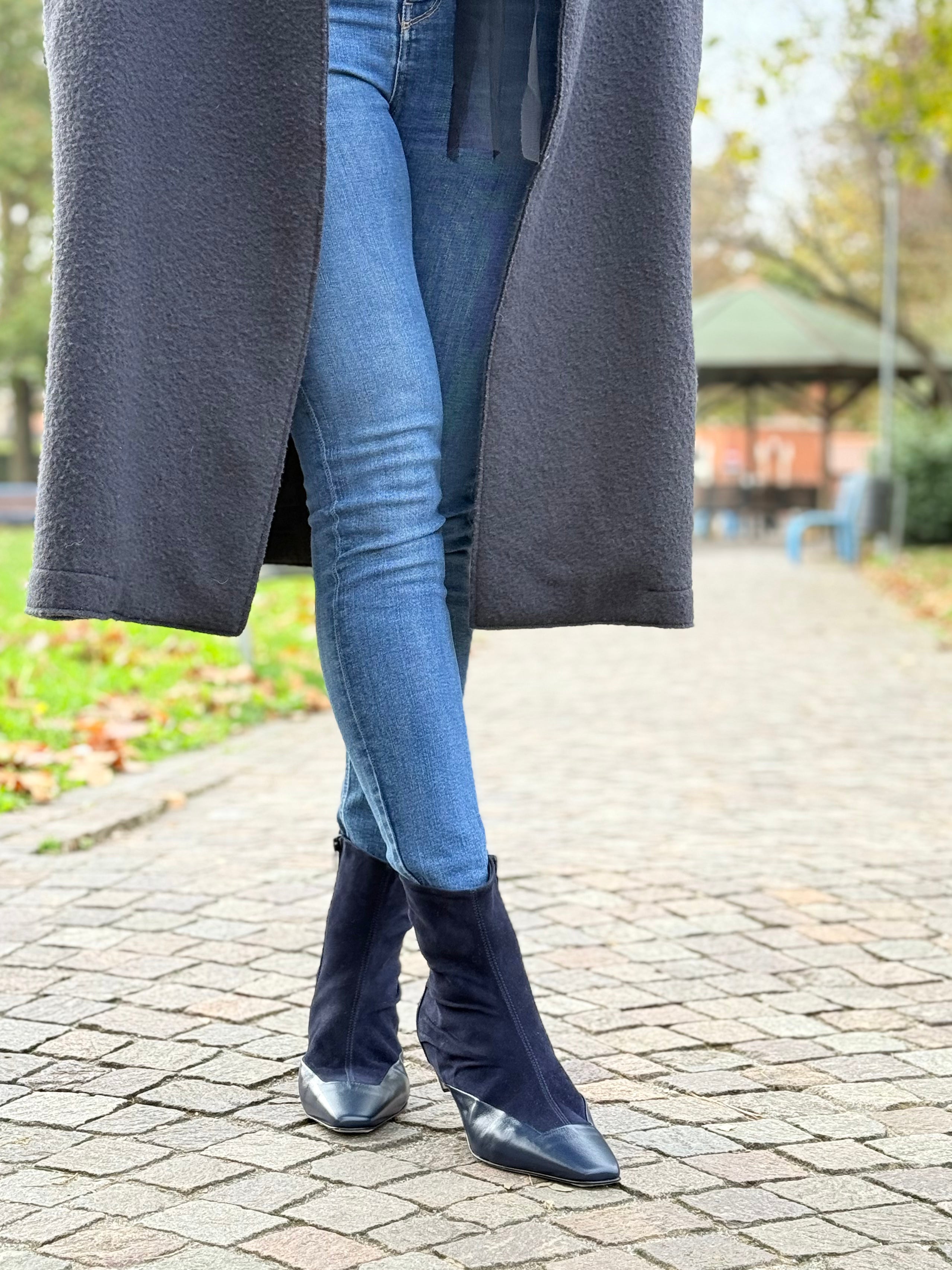 Image of Astro Blue tronchetto in nappa e camoscio blu  tacco 3 artigianale marchigiana