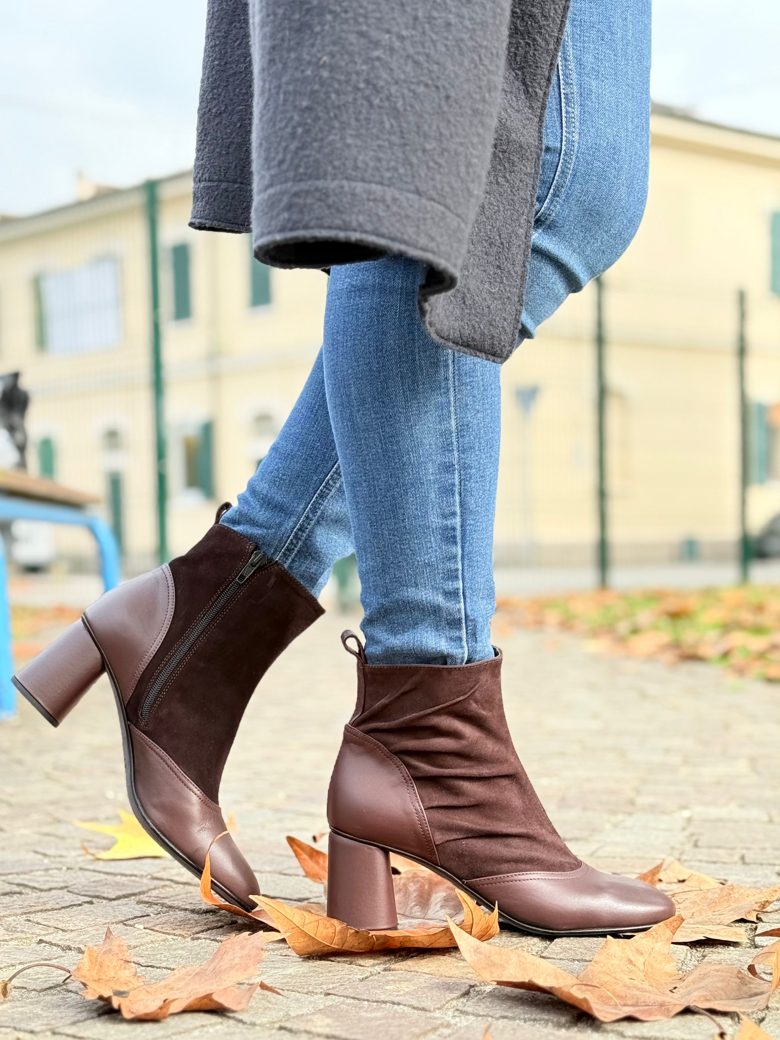 Image of Amelia Prugna tronchetto in nappa prugna e camoscio marrone tacco 7 cm artigianale marchigiana