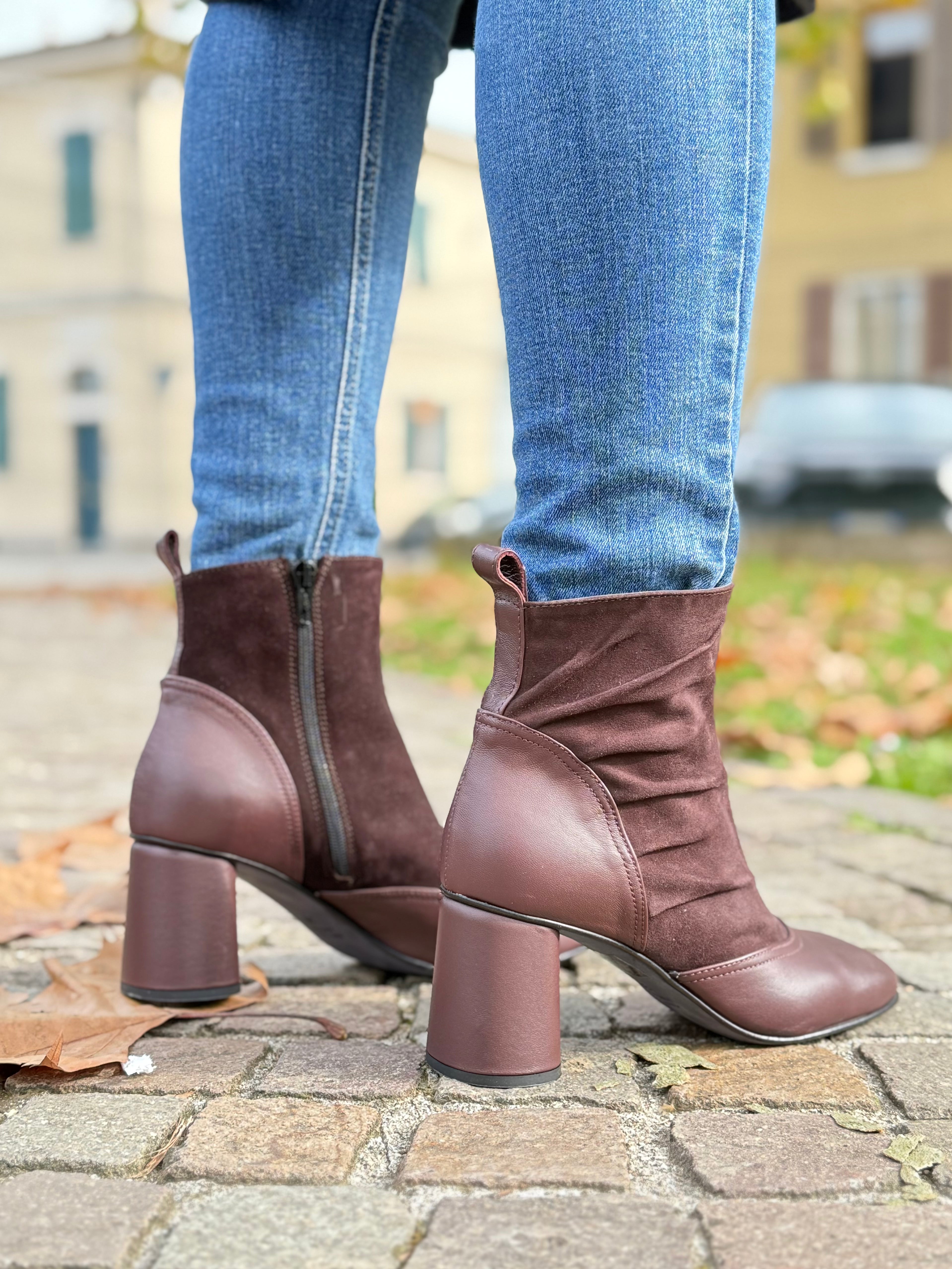 Amelia Prugna tronchetto in nappa prugna e camoscio marrone tacco 7 cm artigianale marchigiana