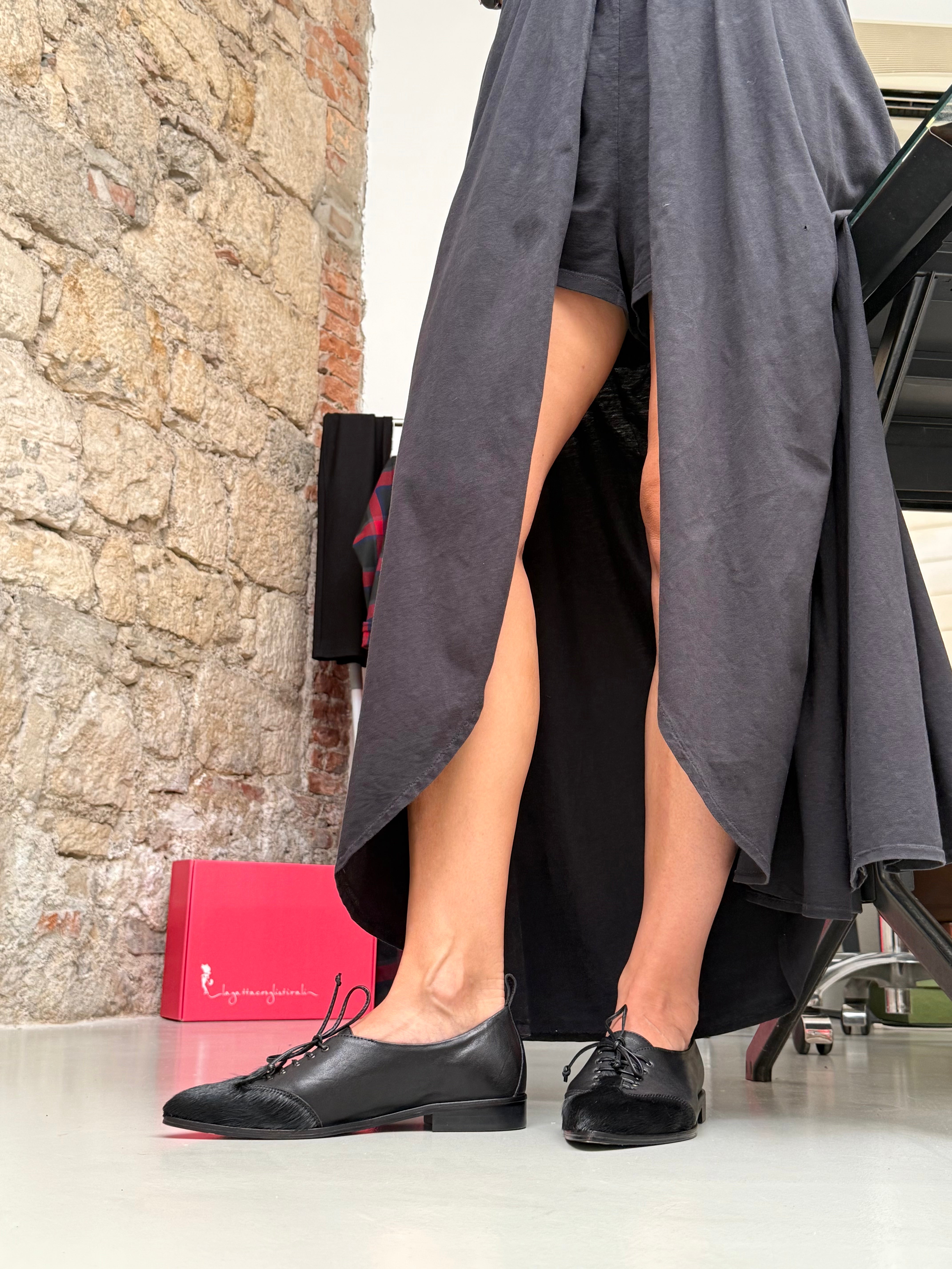 Image of Arrow Black scarpa bassa in nappa e cavallino nero tacco 2 artigianale marchigiana