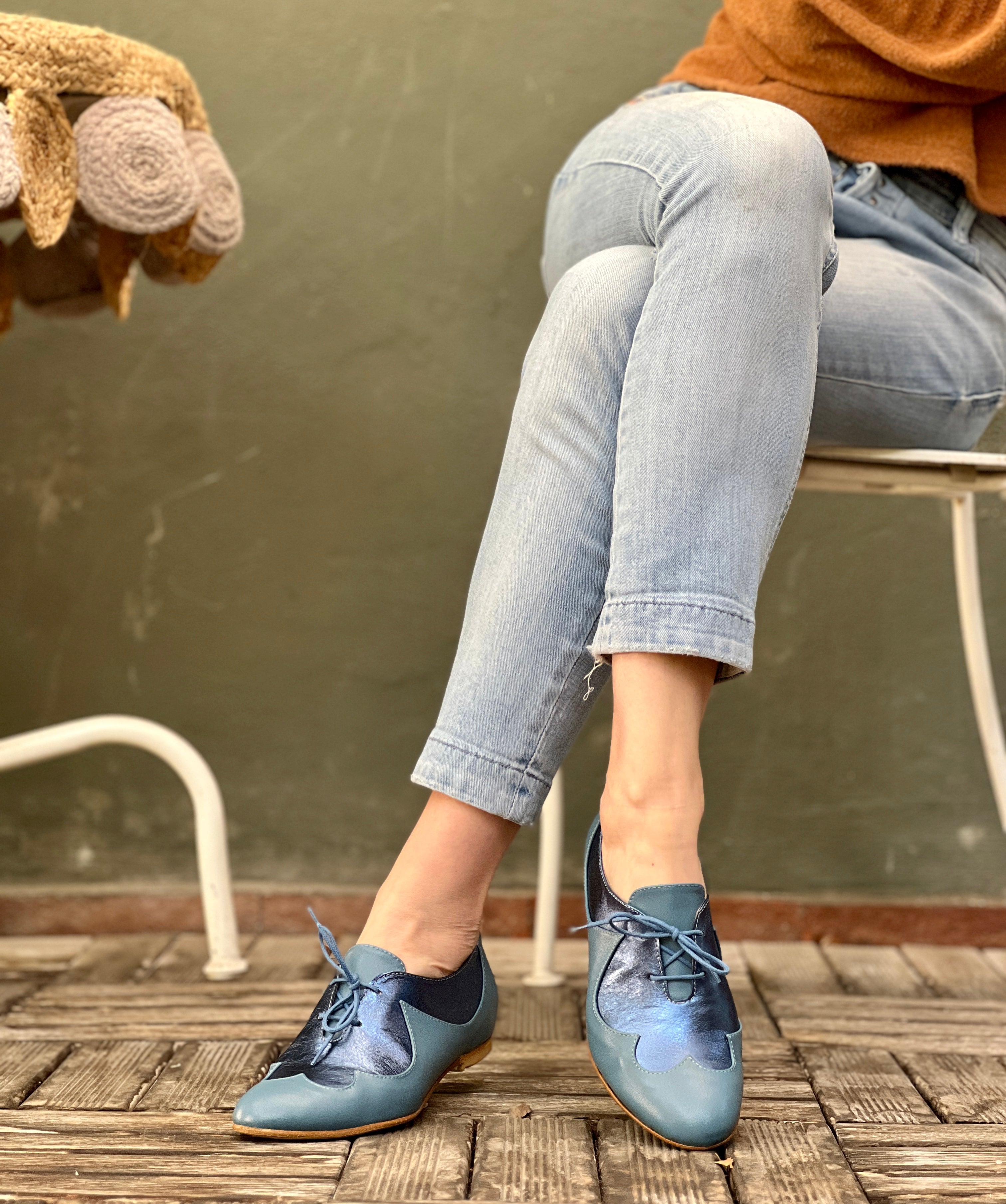 Juno Blue scarpina bassa in nappa e laminato blu rialzo interno 3,5cm artigianale marchigiana