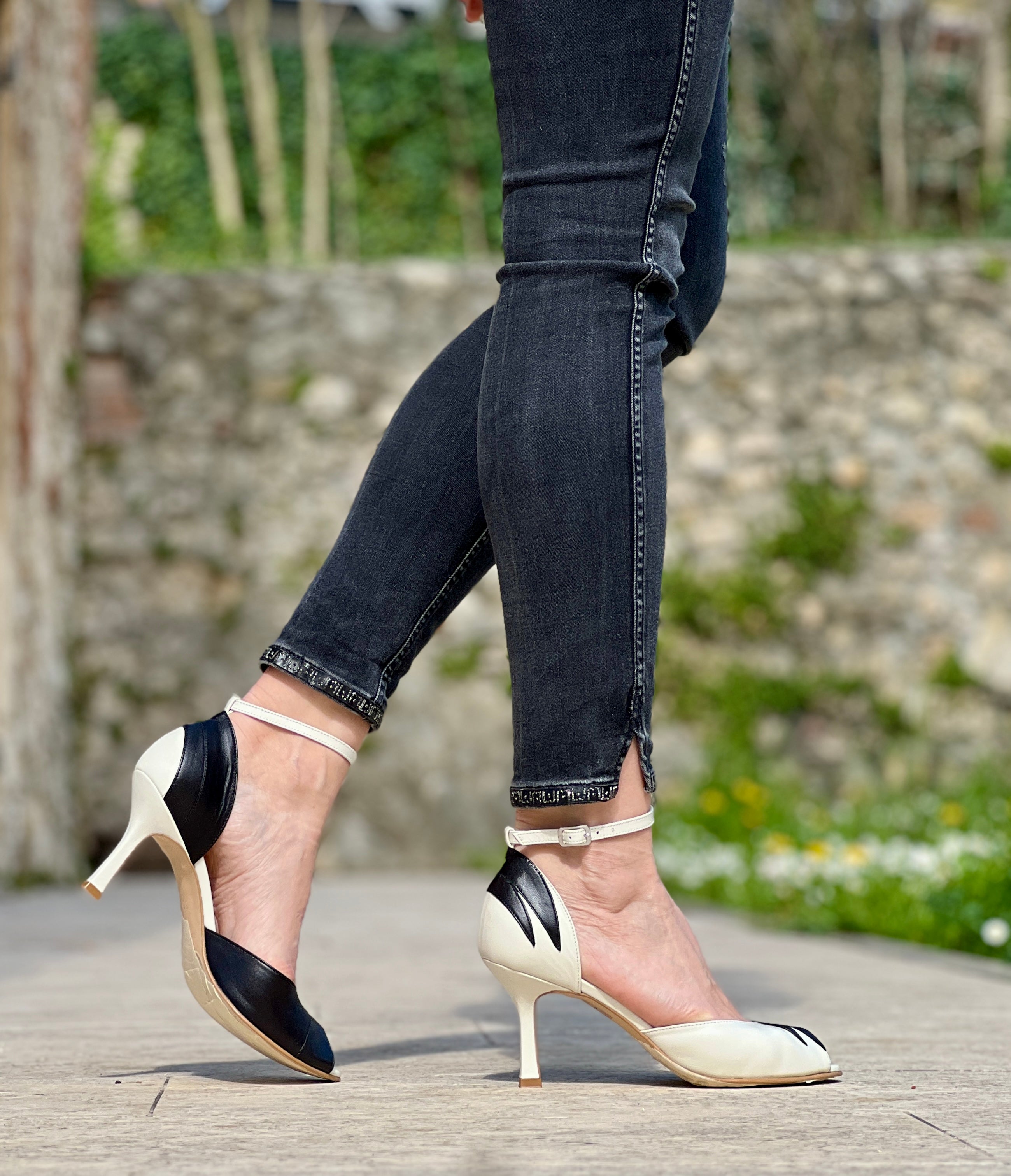 Image of Anna Bw sandalo opentoe in nappa nera e bianca tacco 8 lavorazione artigianale marchigiana