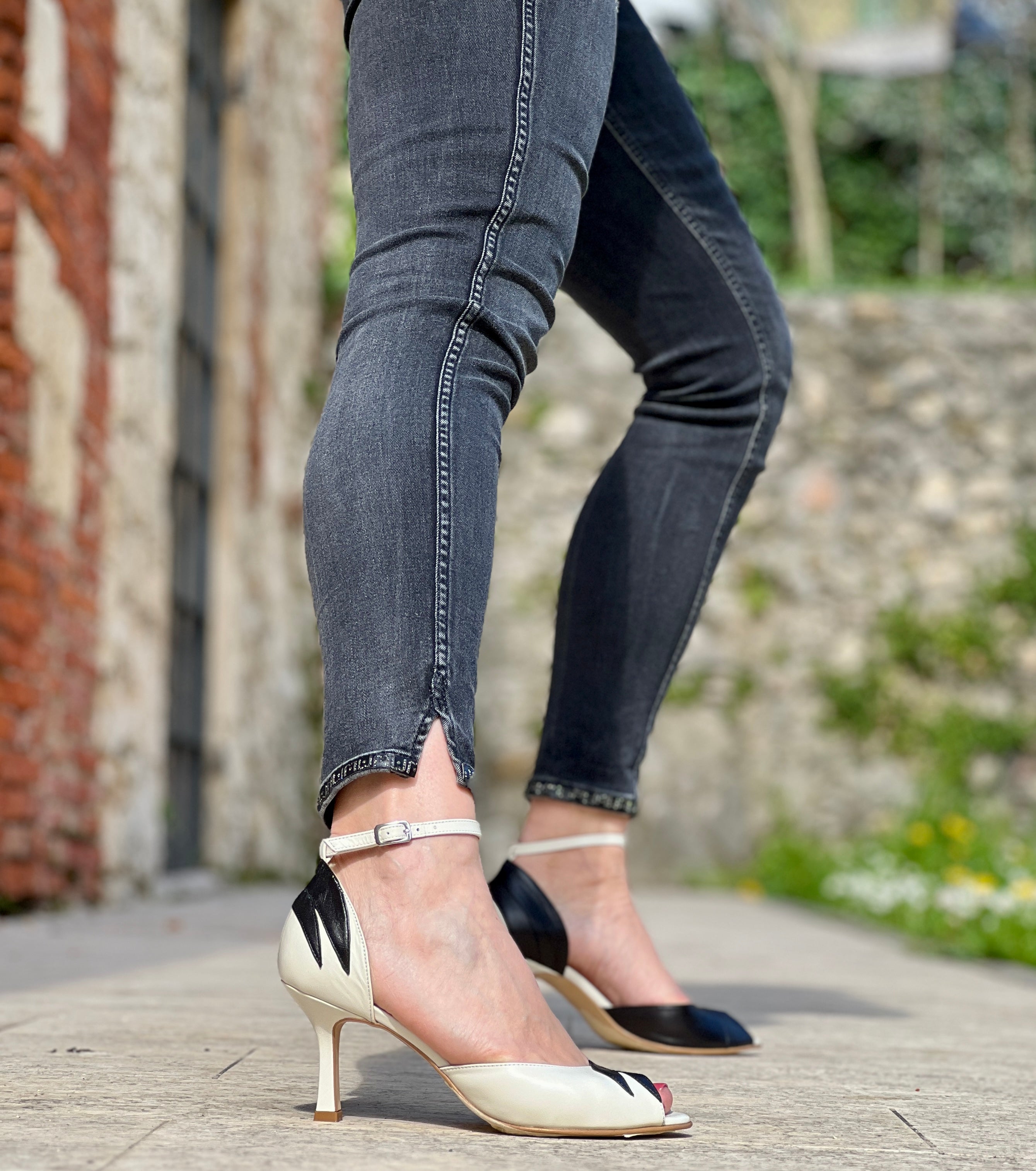 Image of Anna Bw sandalo opentoe in nappa nera e bianca tacco 8 lavorazione artigianale marchigiana